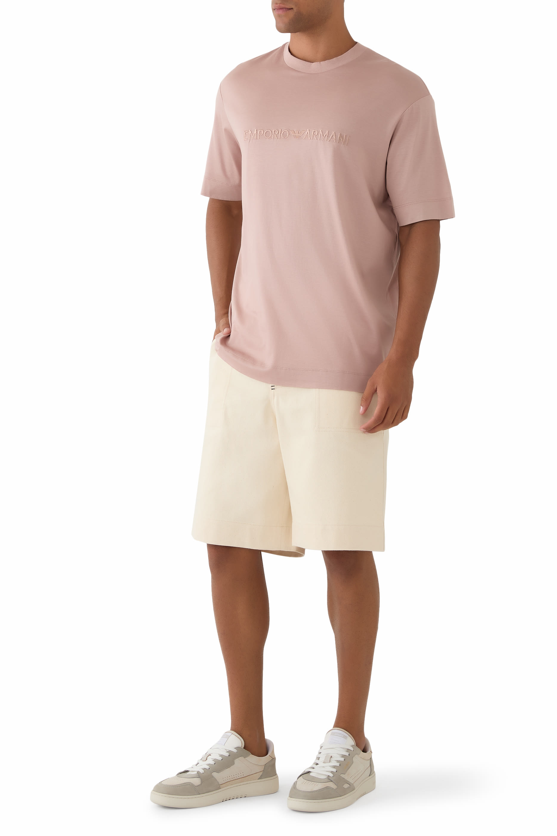 تيشيرت بأكمام قصيرة وشعار الماركة