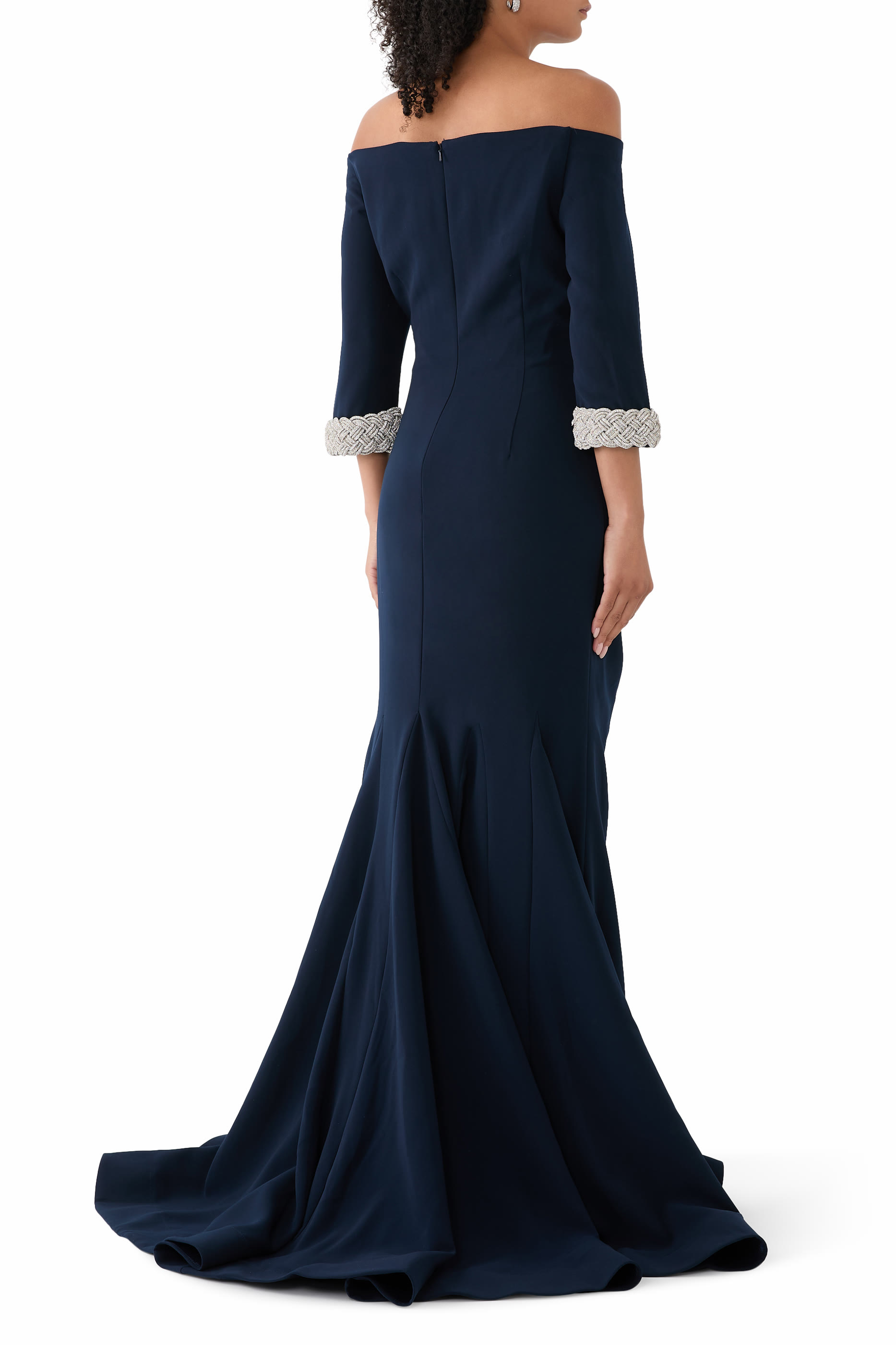 فستان سهرة بأكتاف متساقطة