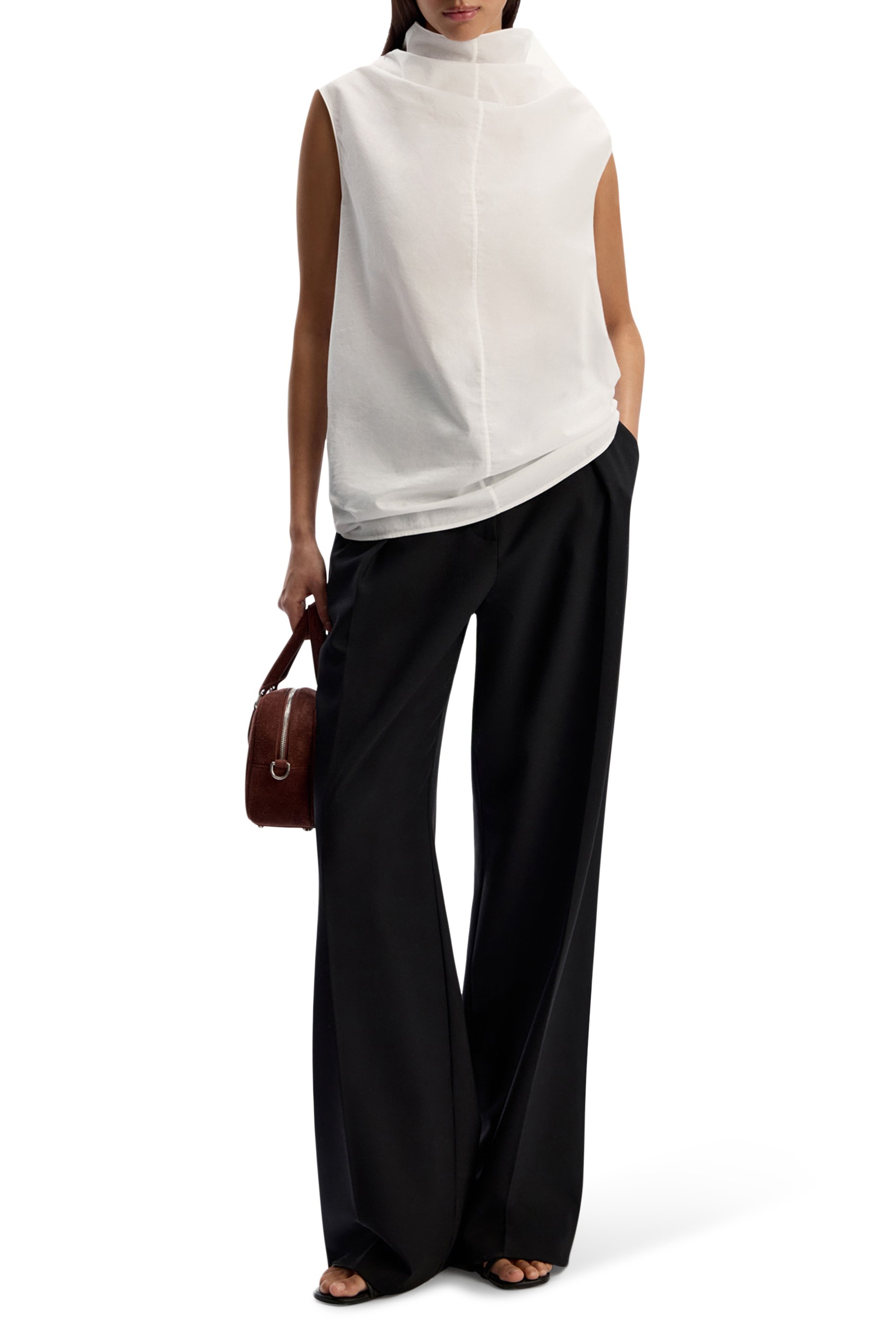 بلوزة بلا أكمام وبياقة عالية