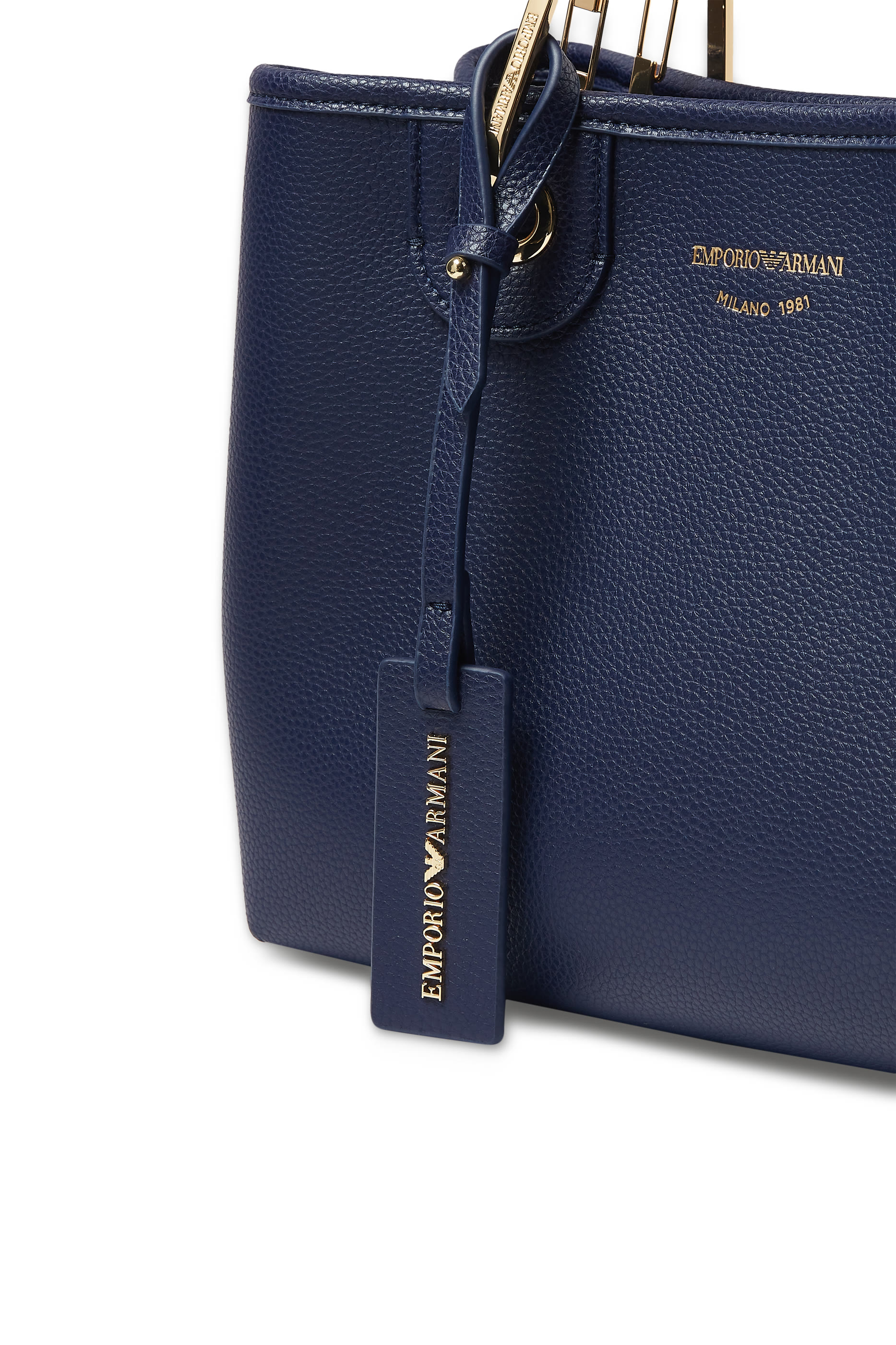 حقيبة يد مزينة بشعار الماركة