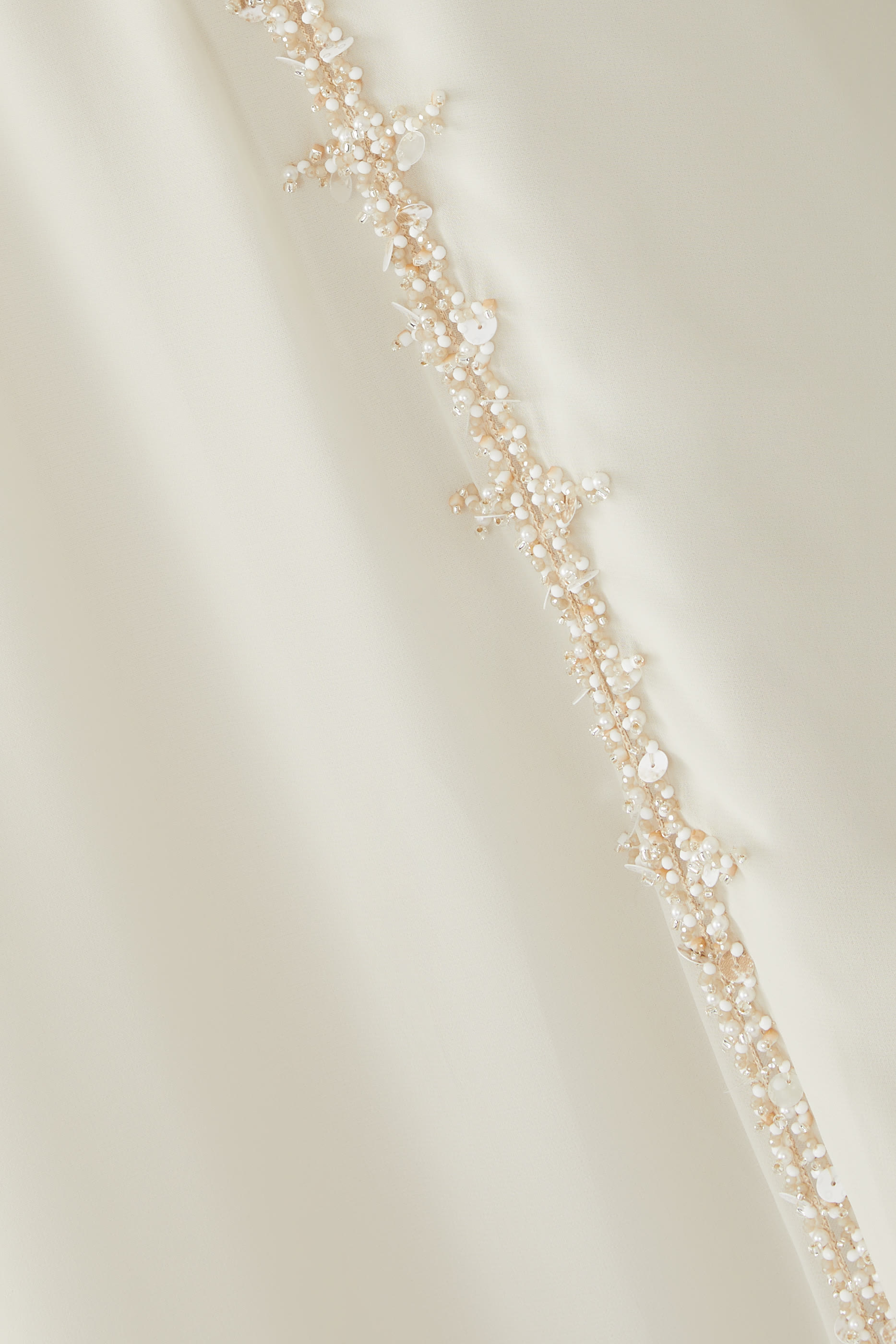 فستان ليريف بطبقتين وتطريزات