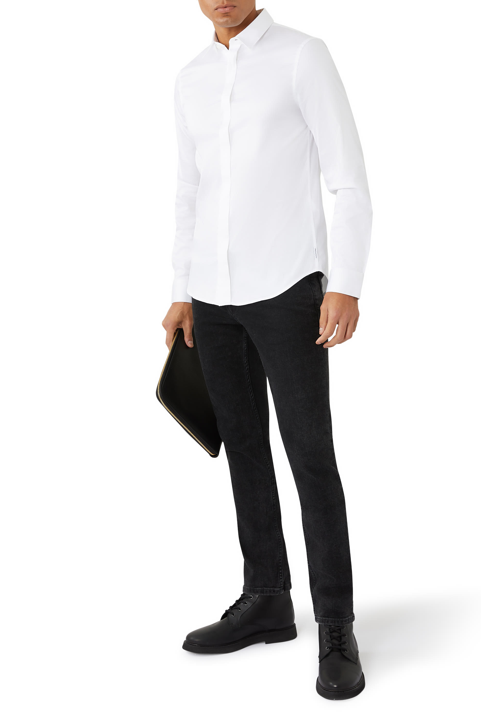 قميص بقصة ضيقة