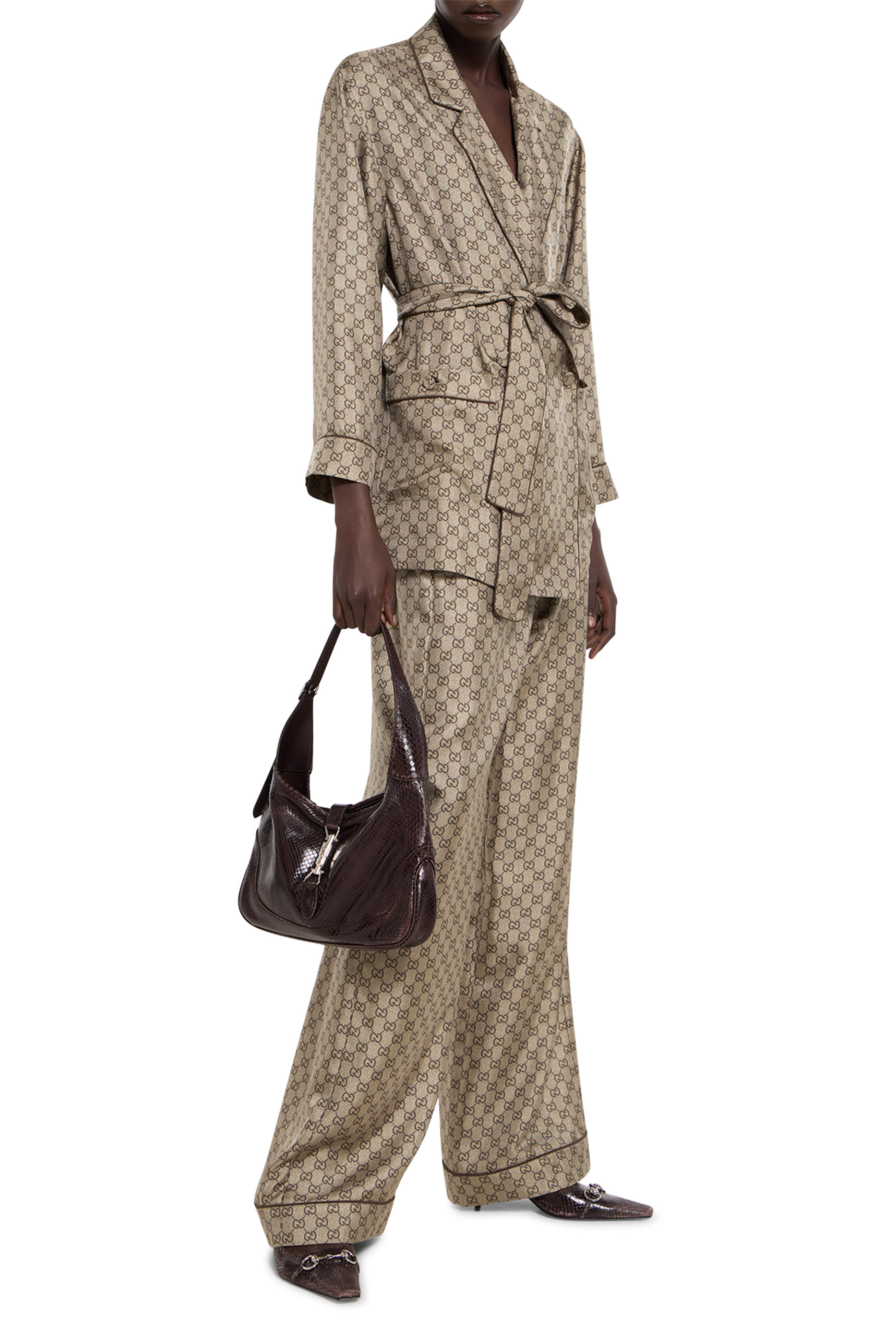 قميص حرير تويل مزين كليا بنقشة حرفي شعار الماركة