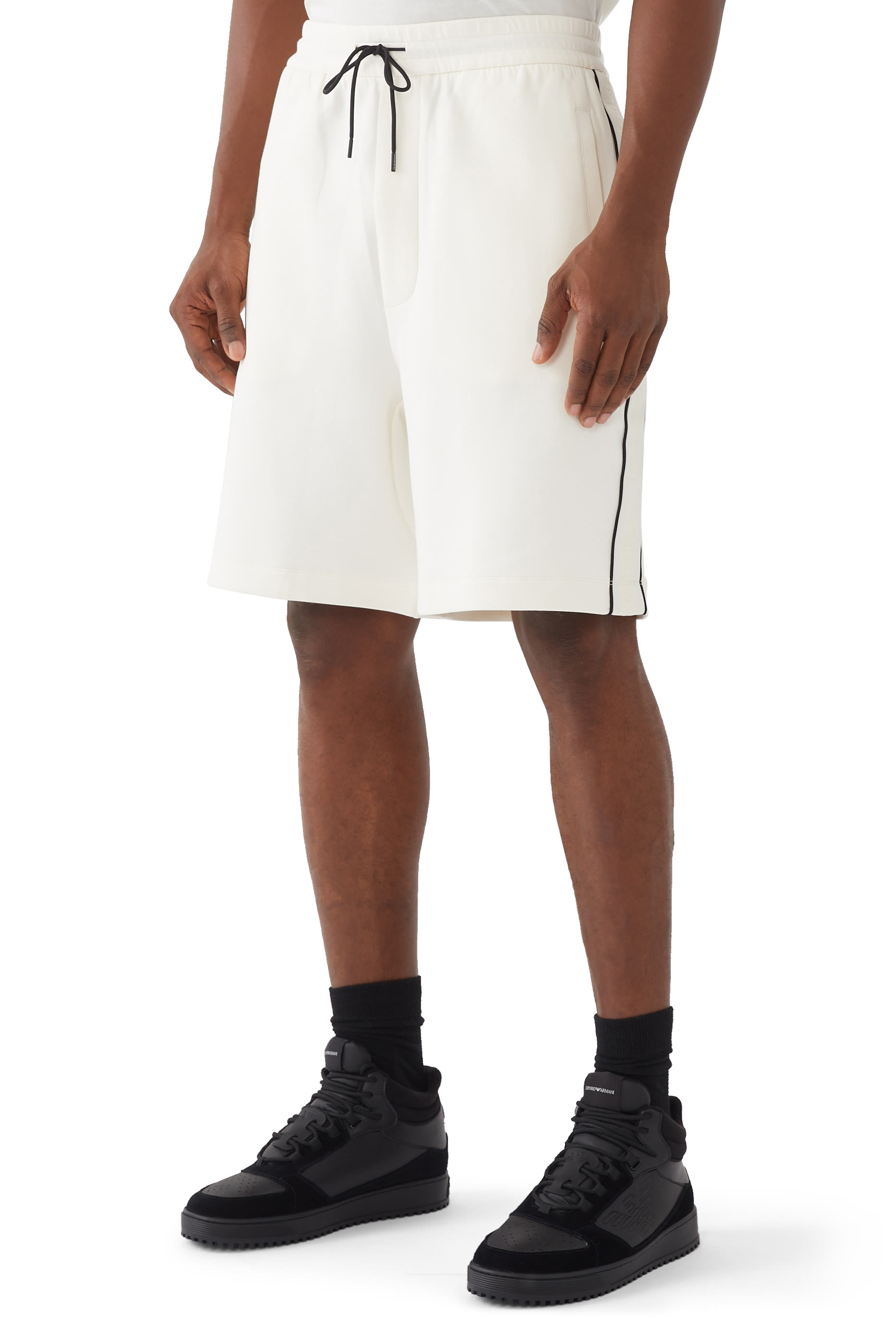 شورت رياضي بشريط شعار الماركة