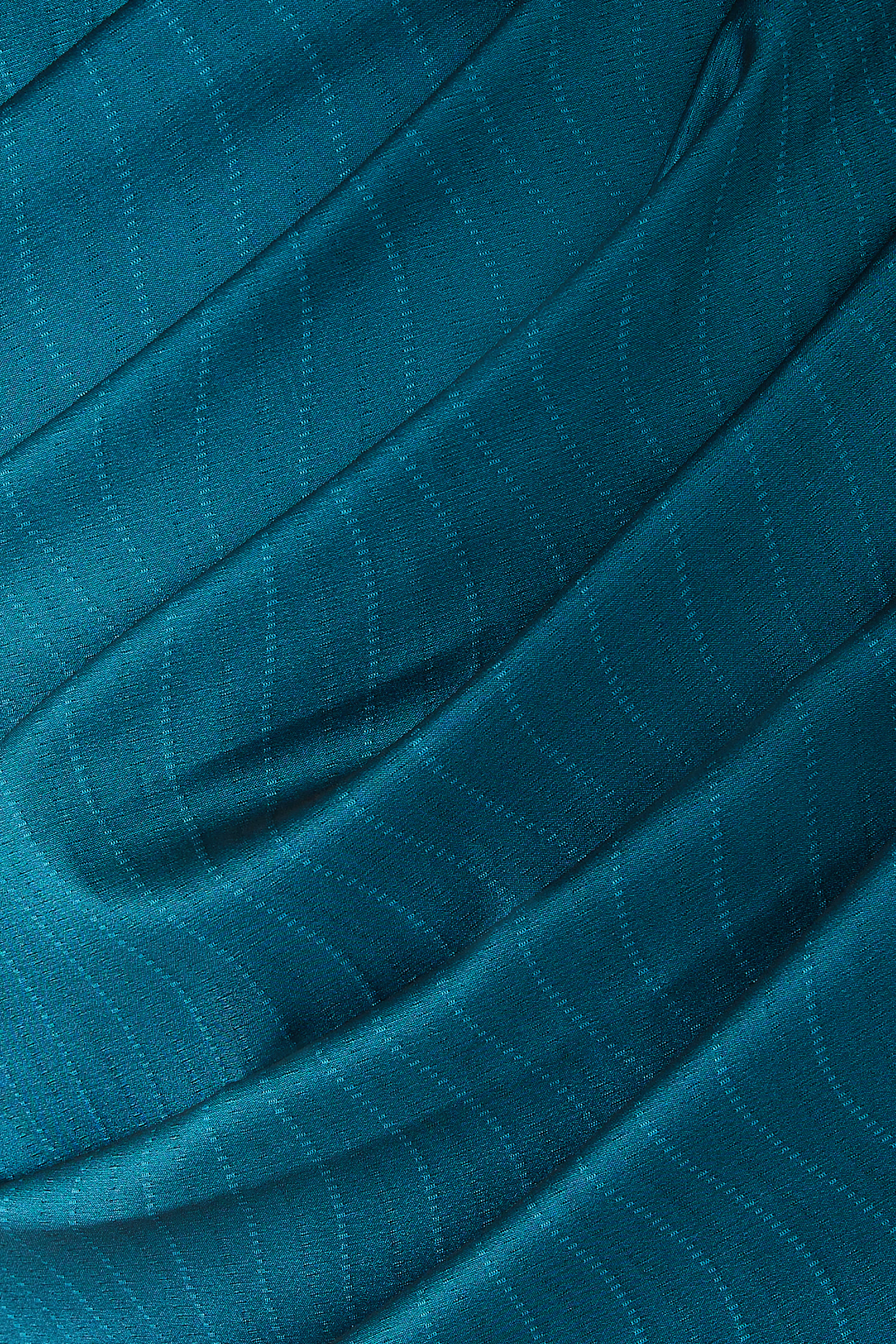 فستان سهرة بأكتاف متساقطة