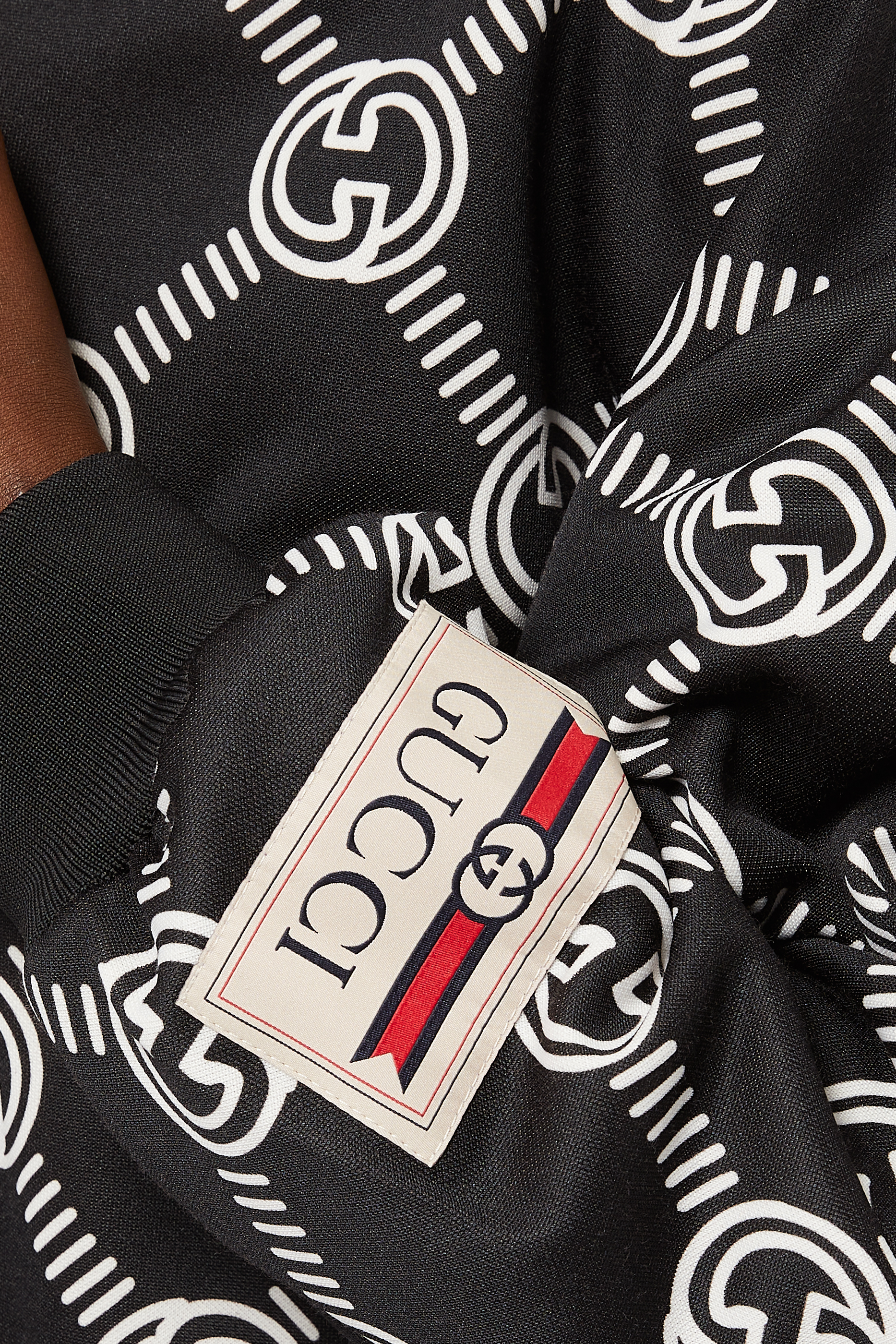 جاكيت بسحّاب وشعار حرفي الماركة متداخلين