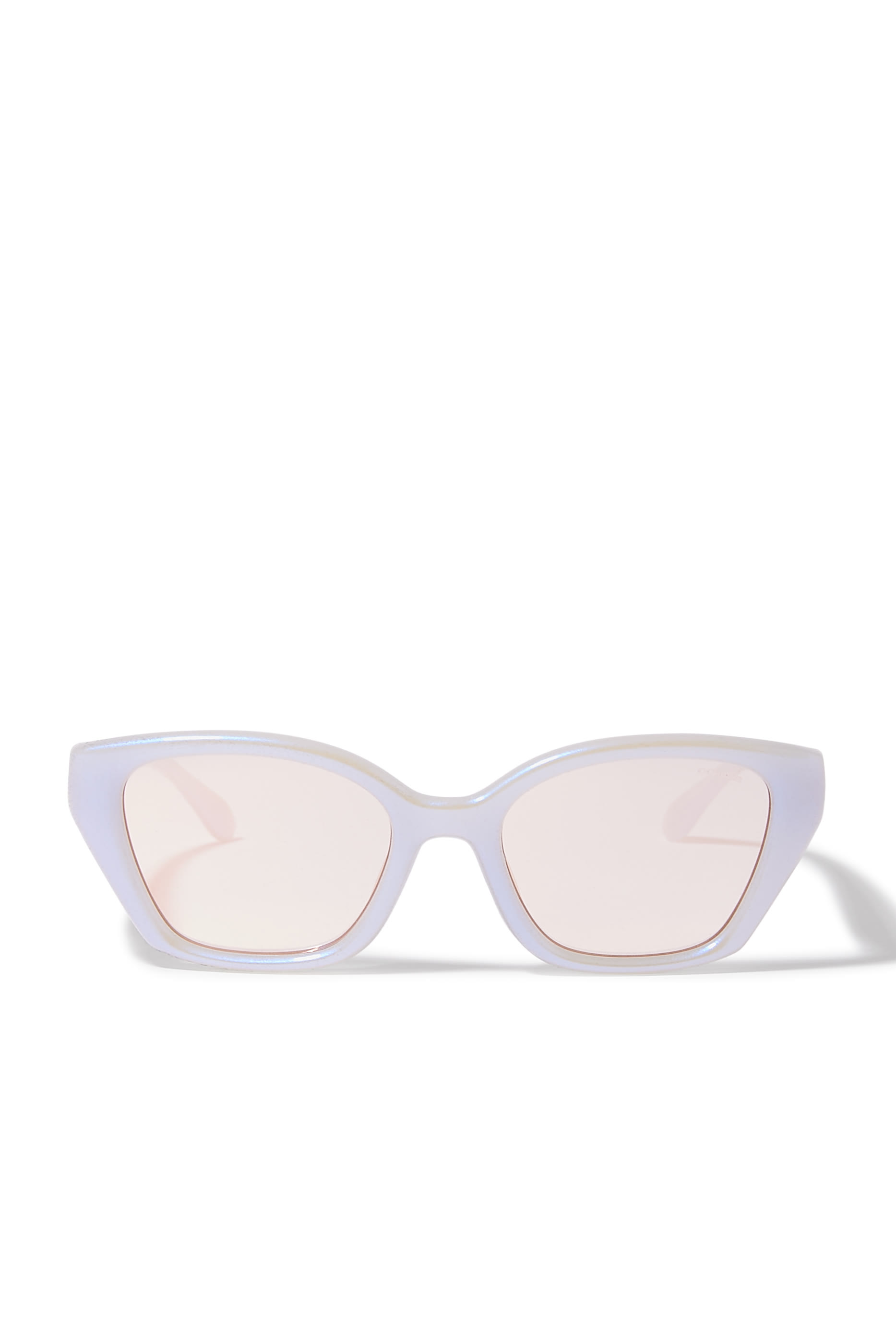 نظارة شمسية بإطار غير منتظم وشعار C منحوت على الذراعين