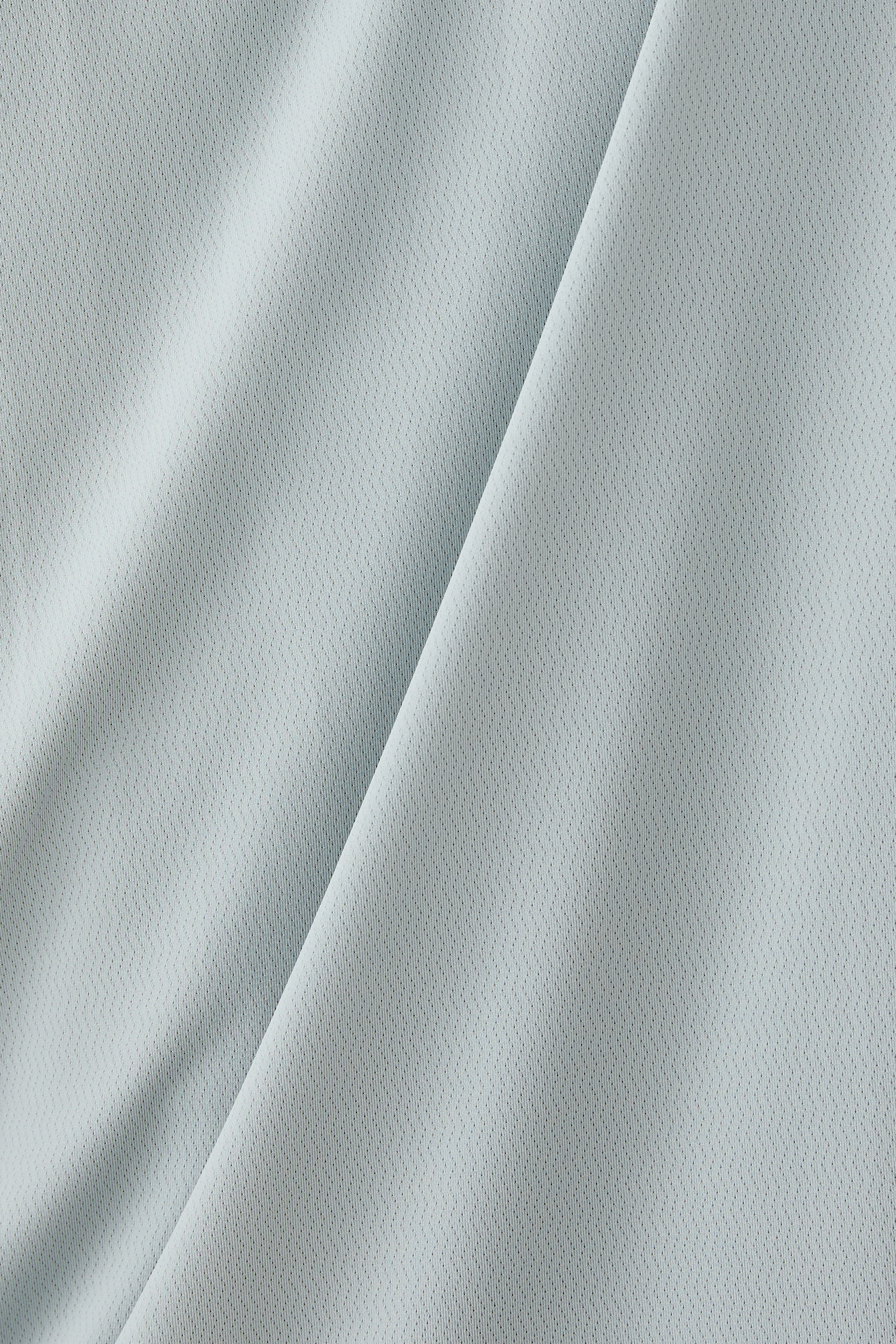 تيشيرت أي إي آر أو