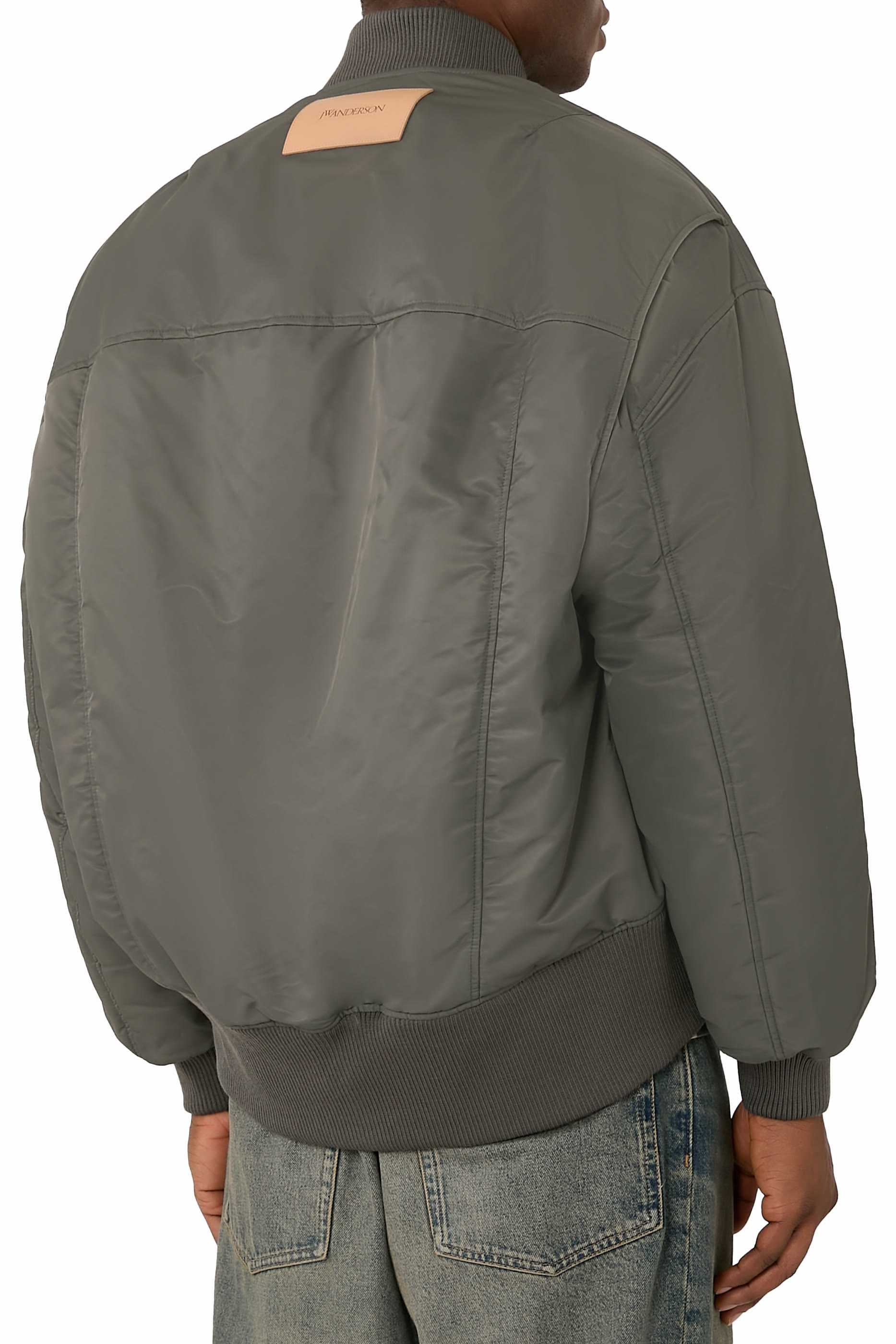 جاكيت بومبر بقصة فضفاضة وحافة مقوسة