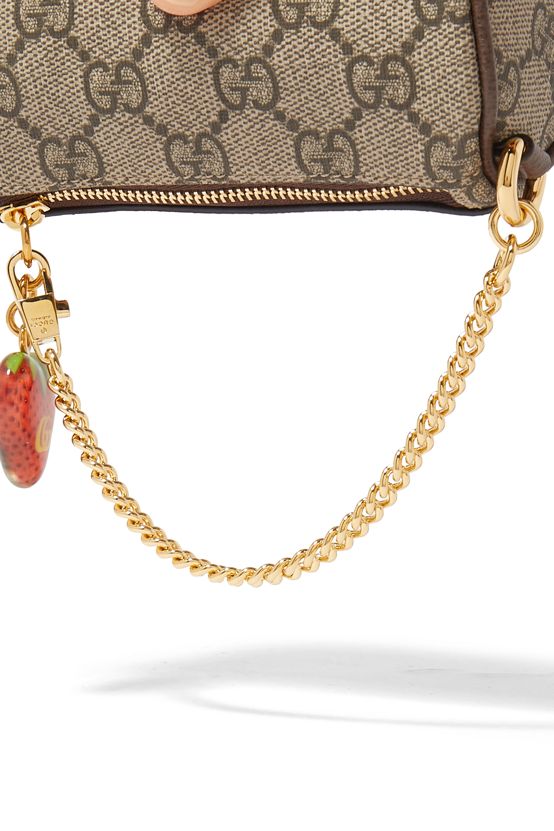 محفظة للعملات المعدنية بحلية فراولة ونقشة شعار GG