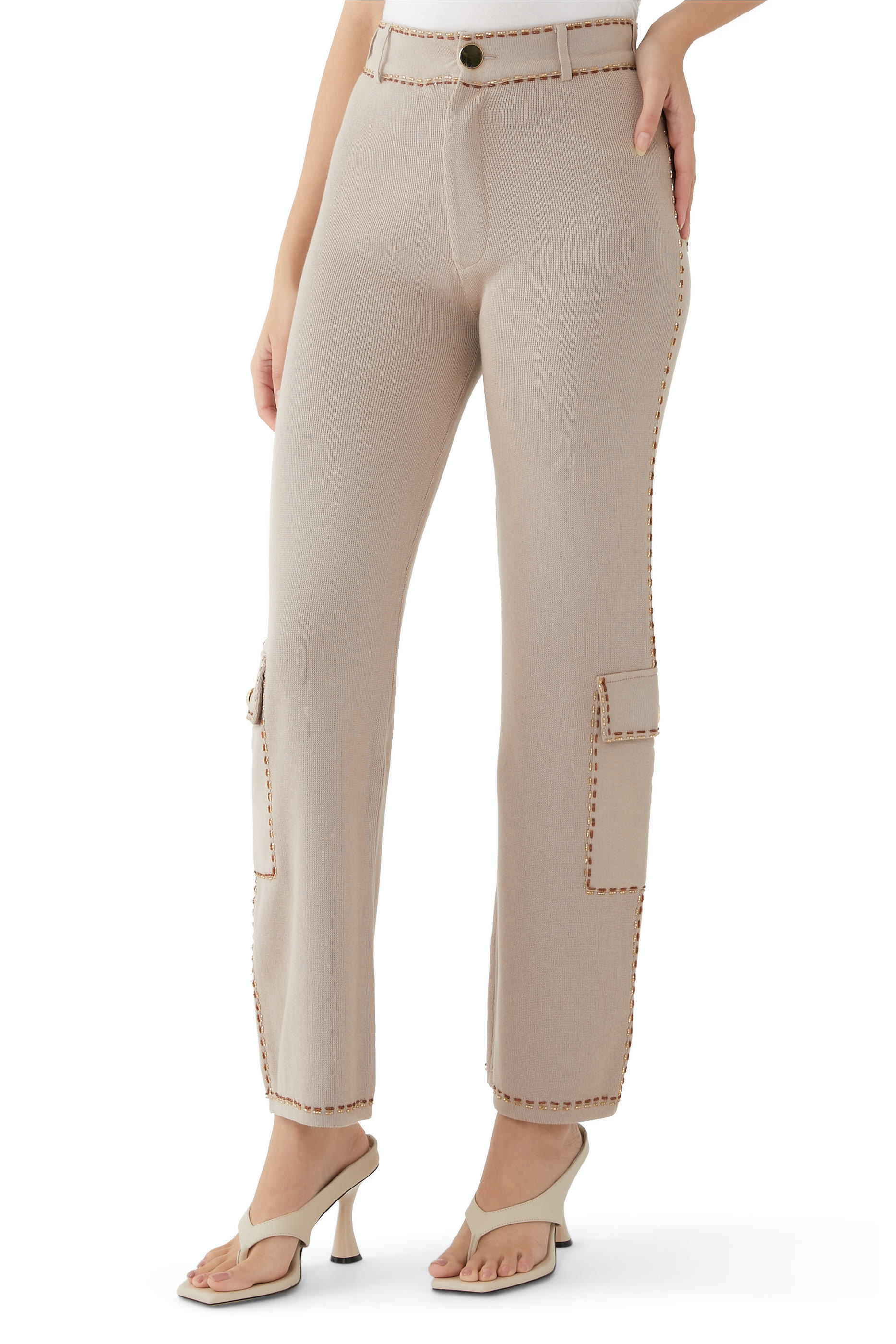 بنطال بقصة ساق مستقيمة وجيوب بغطاء وحافة مطرزة بالخرز