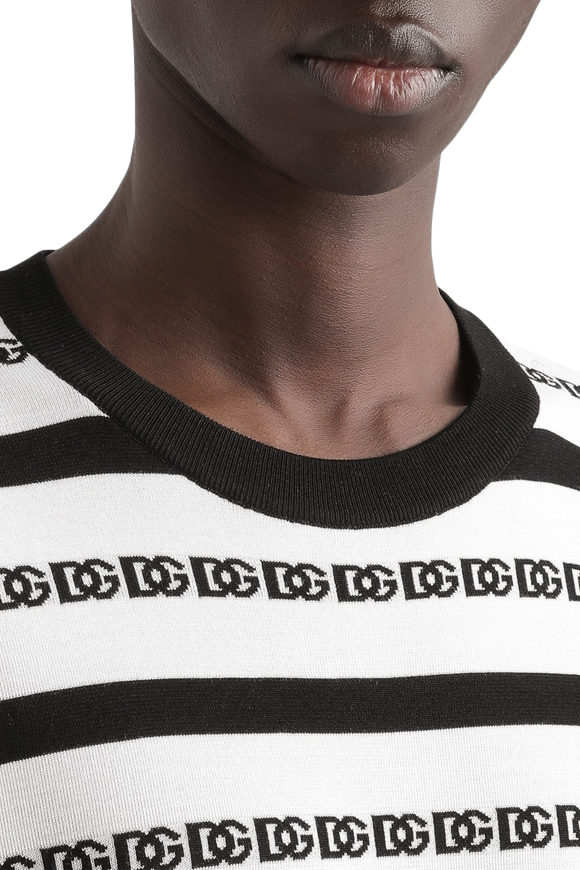 بلوفر بطبعة شعار الماركة بالكامل حرير