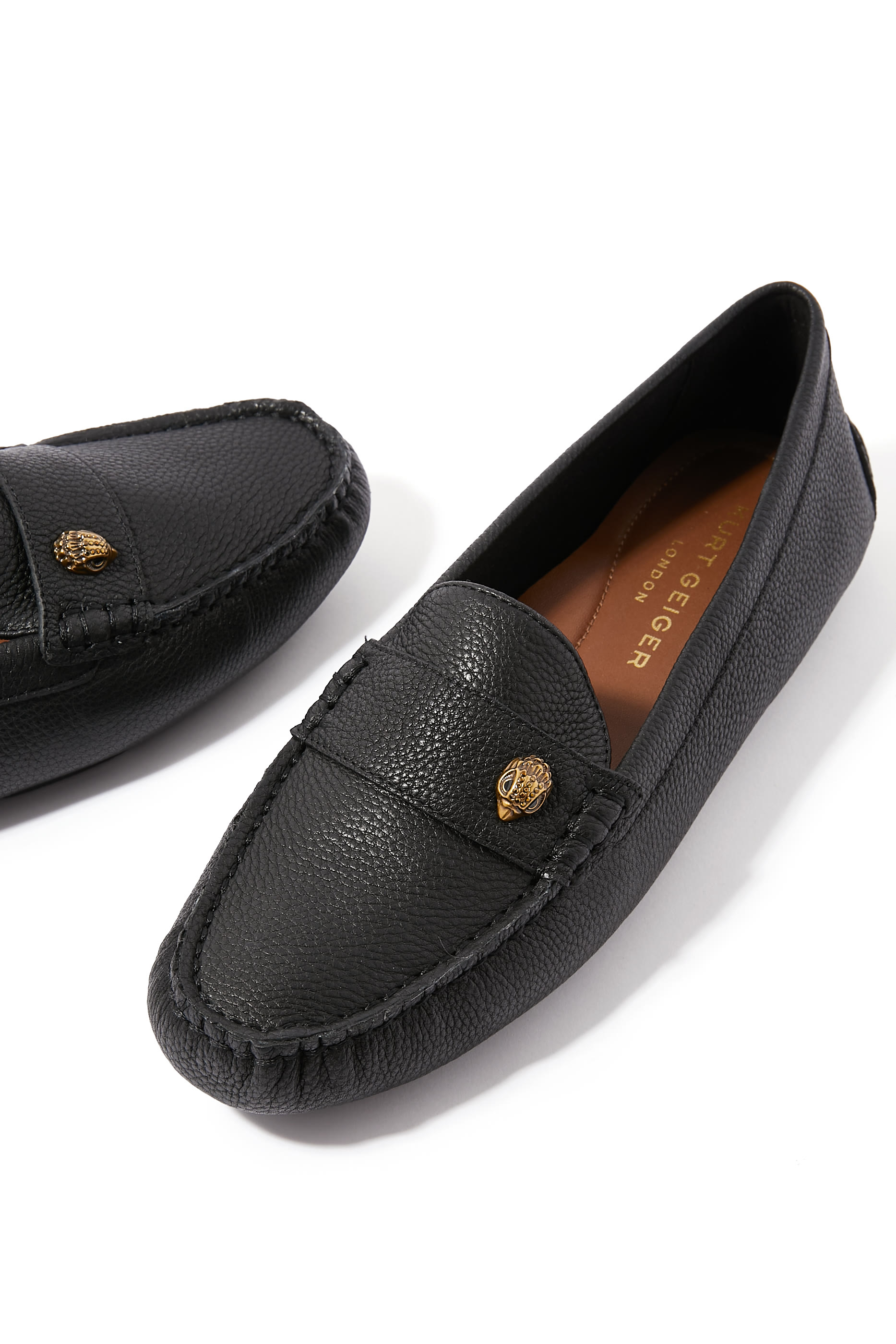 حذاء سهل الارتداء بحلية شعار الماركة