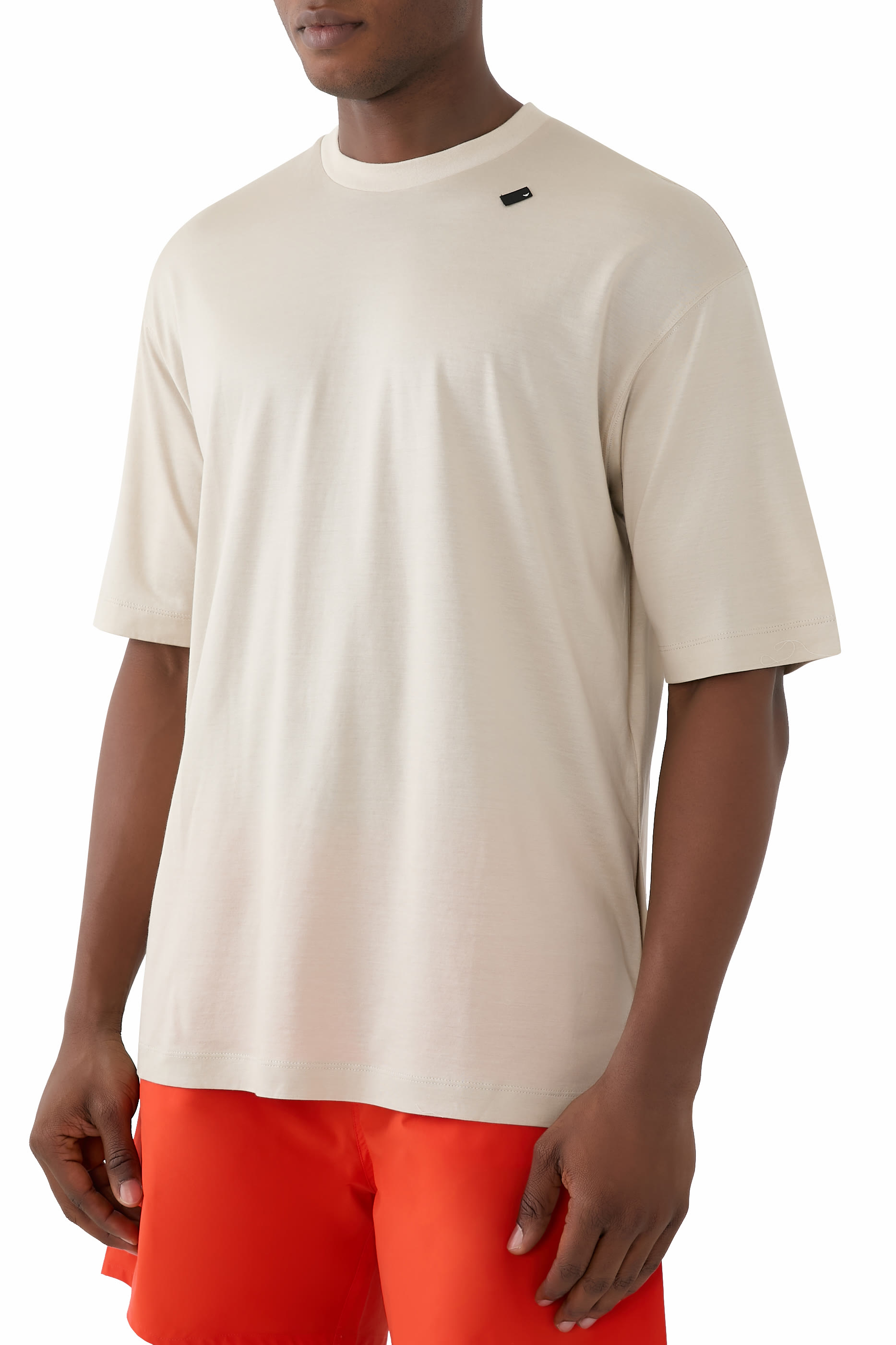 تيشيرت بقصة واسعة ورقعة شعار الماركة صغيرة