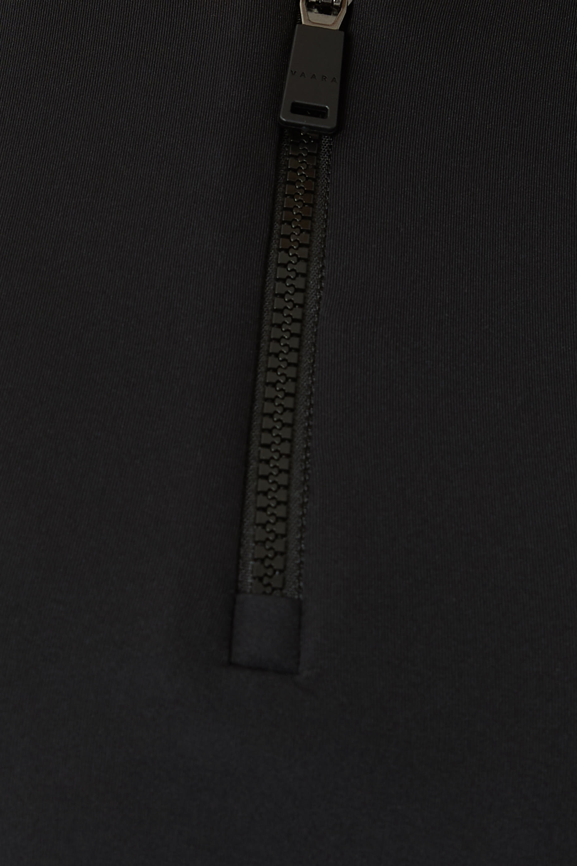 حمالة صدر رياضية بأربطة متقاطعة في الخلف