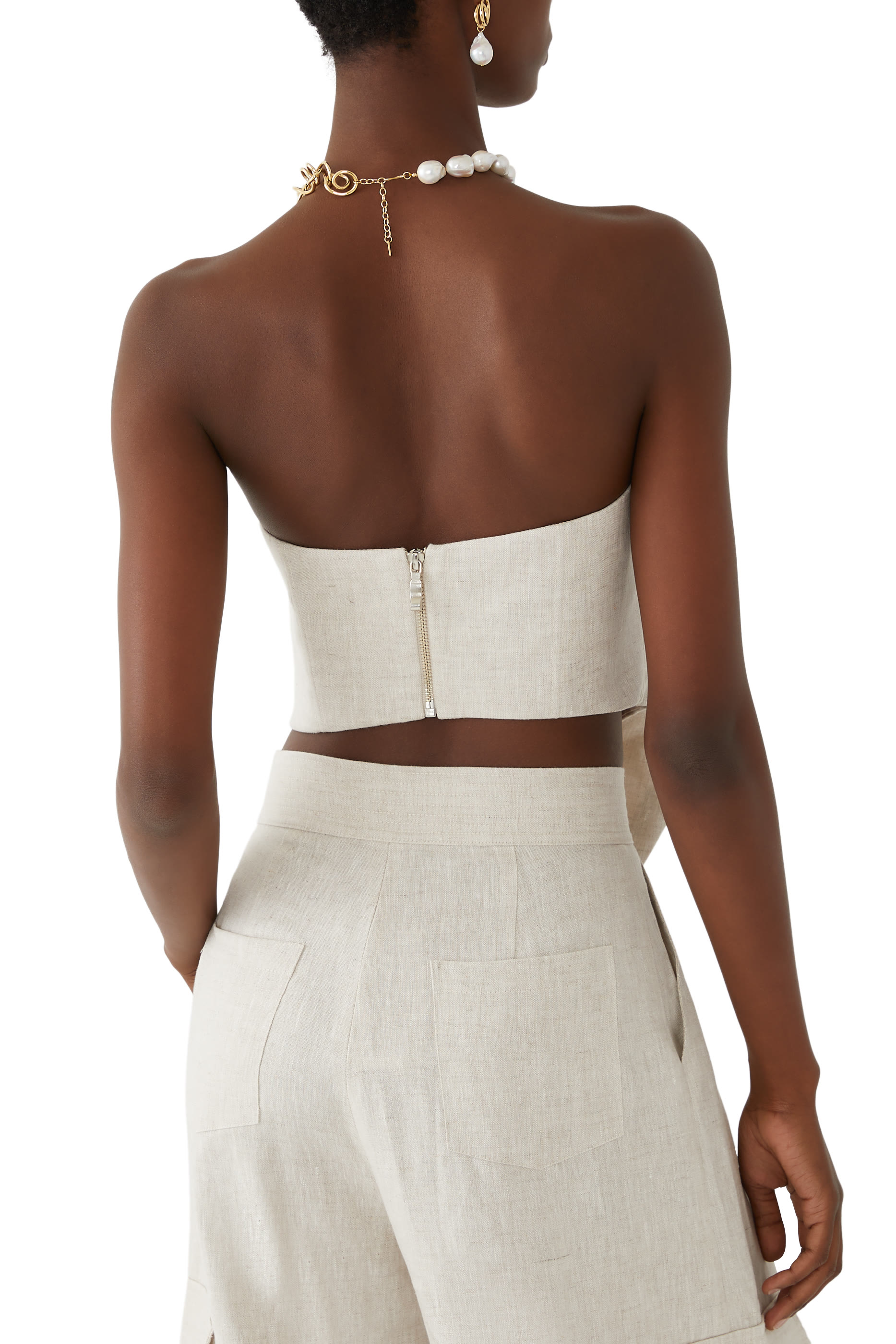 بلوزة فوسيلز بتطريزات وقصة قصيرة