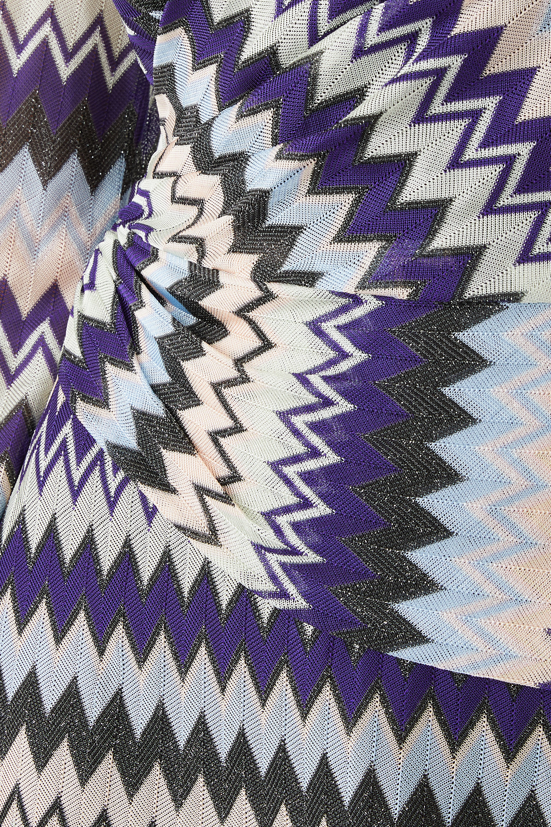 فستان بياقة V ونقشة خطوط متعرجة