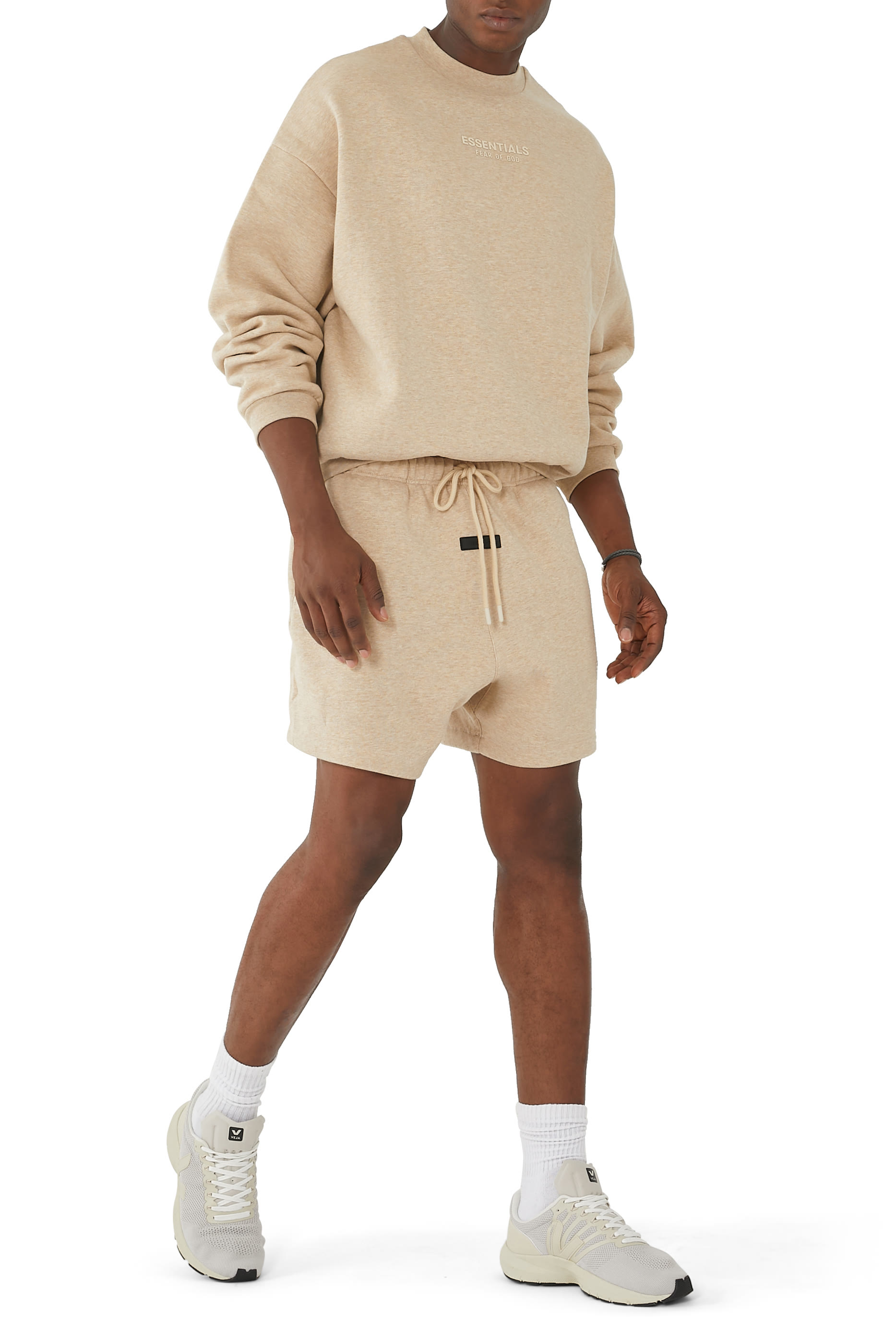 سويت شيرت بياقة ضيقة بشعار اسنشالز