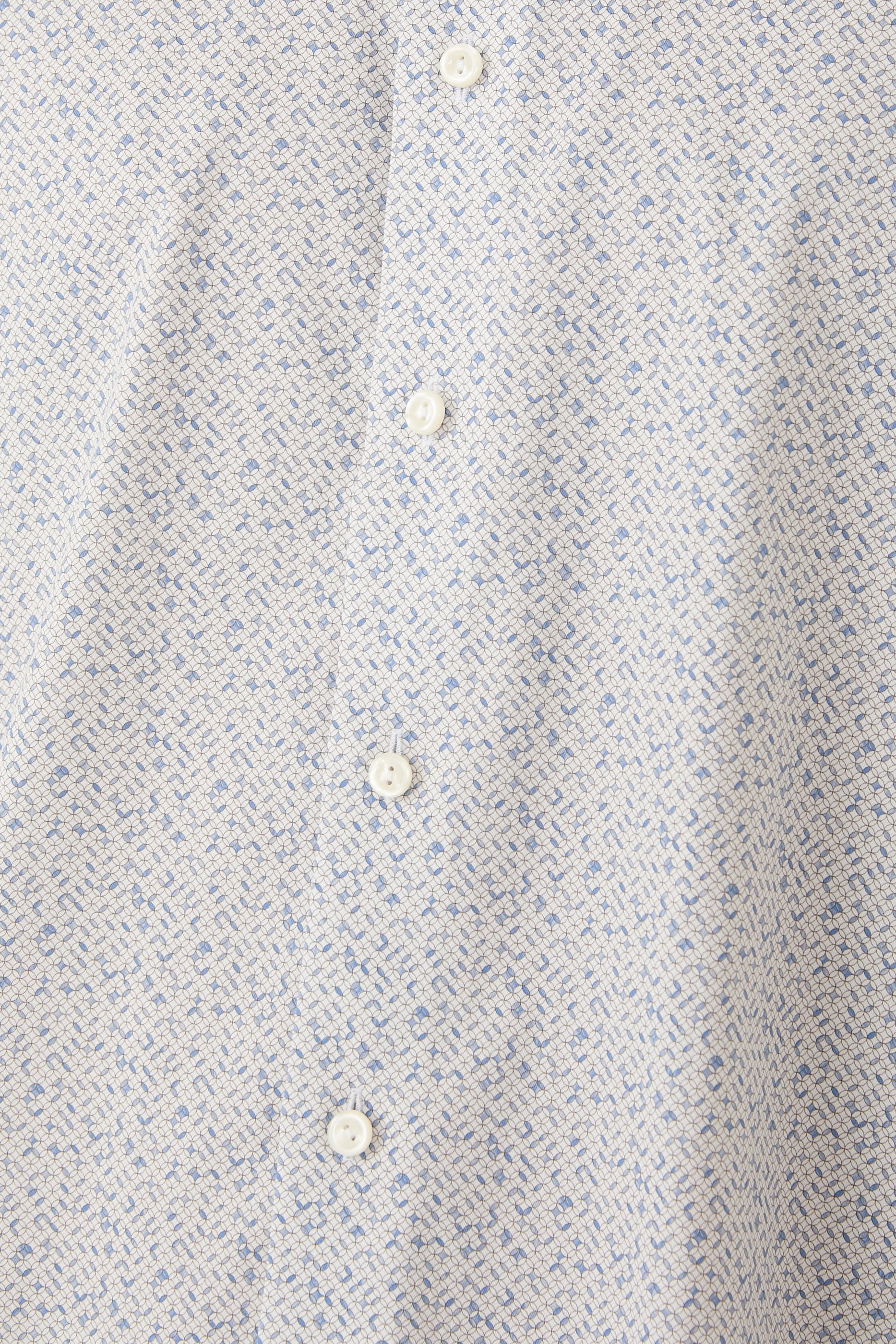 قميص بشعار الماركة بتصميم هندسي تويل