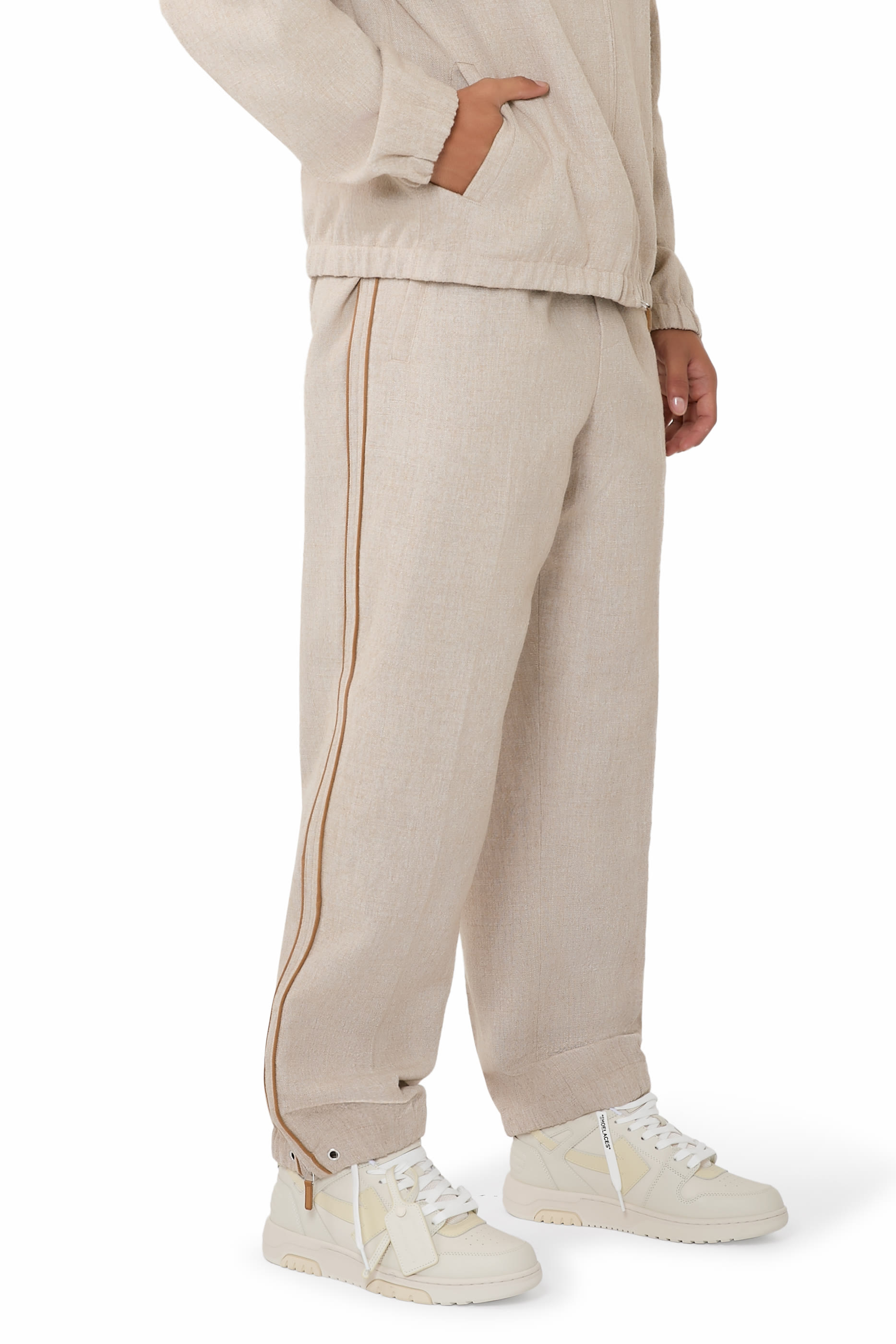 سنيكرز أوت اوف اوفيس