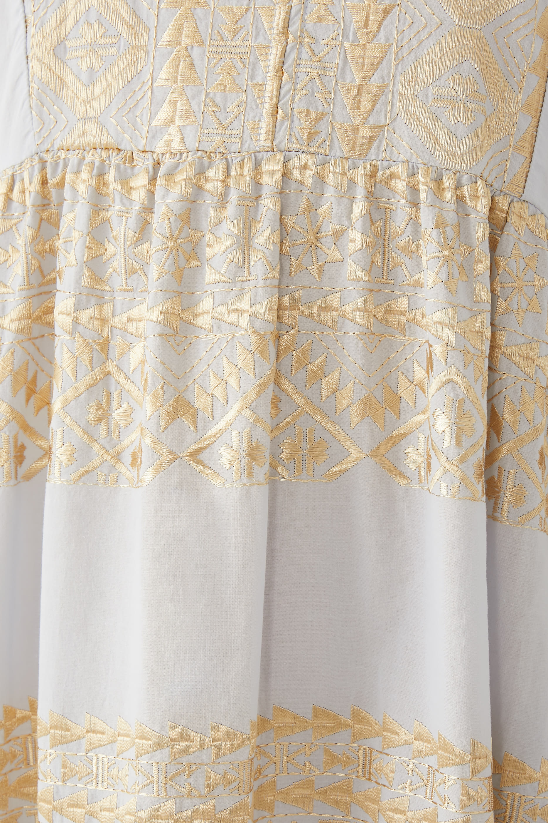 فستان متوسط الطول بتطريزات