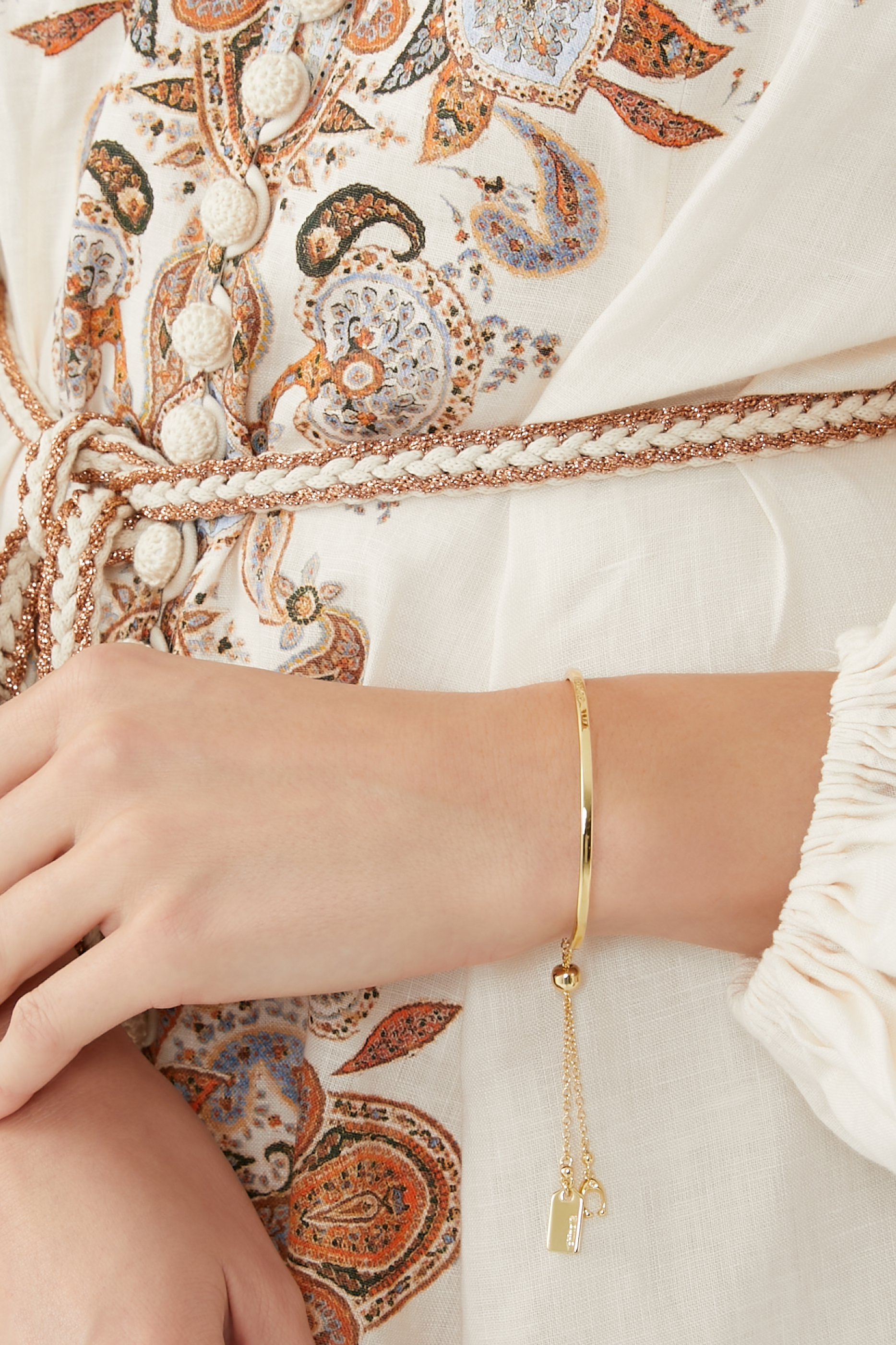 سوار بتصميم منزلق بشعار الماركة