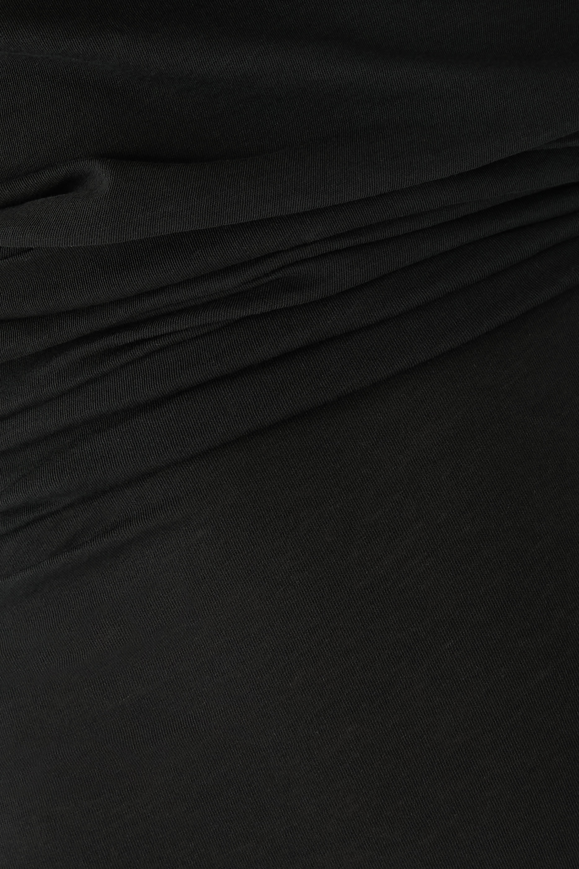 فستان بوند بأكتاف مكشوفة