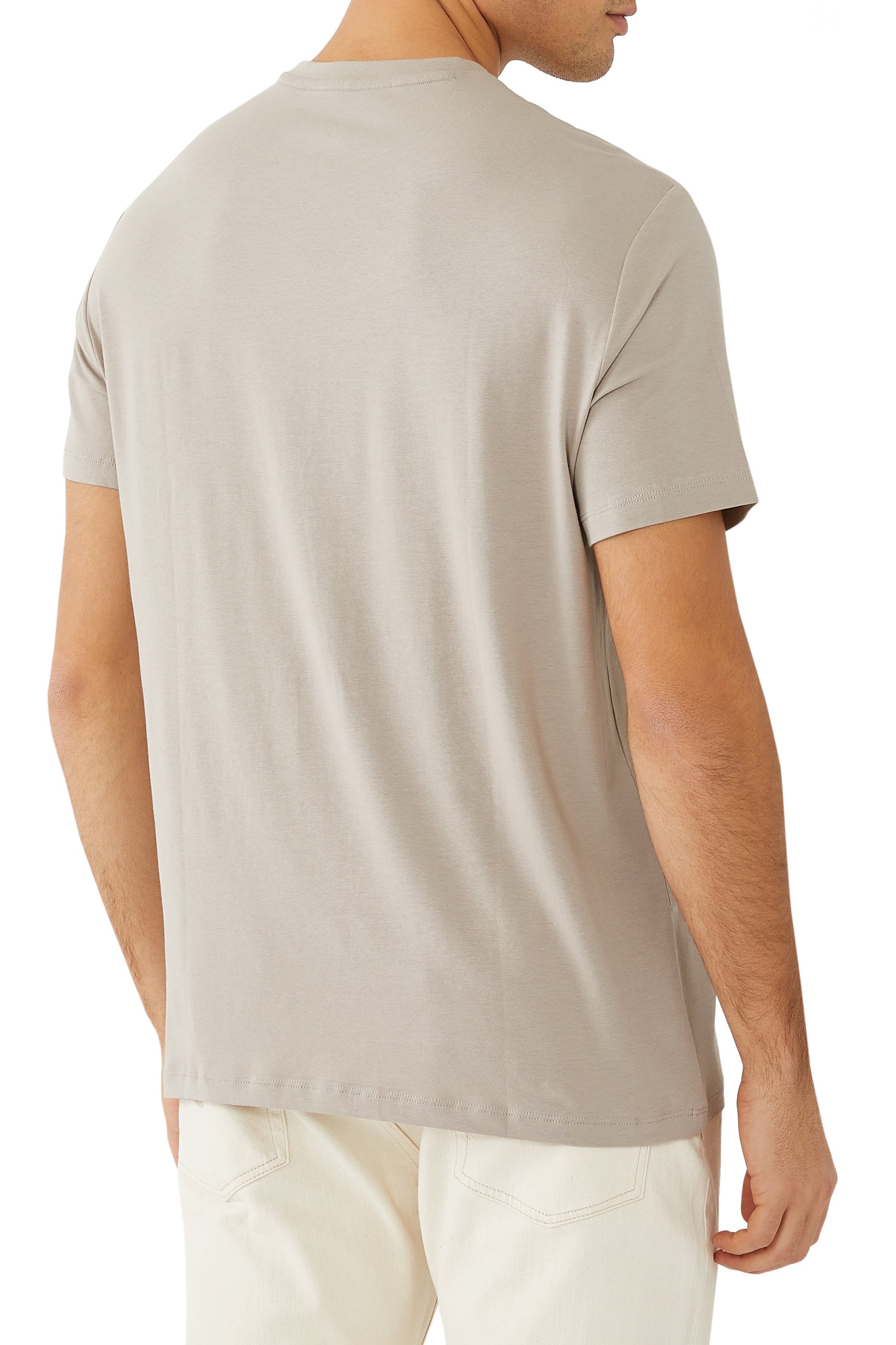 تيشيرت بقصة ضيقة وشعار الماركة بارز الملمس