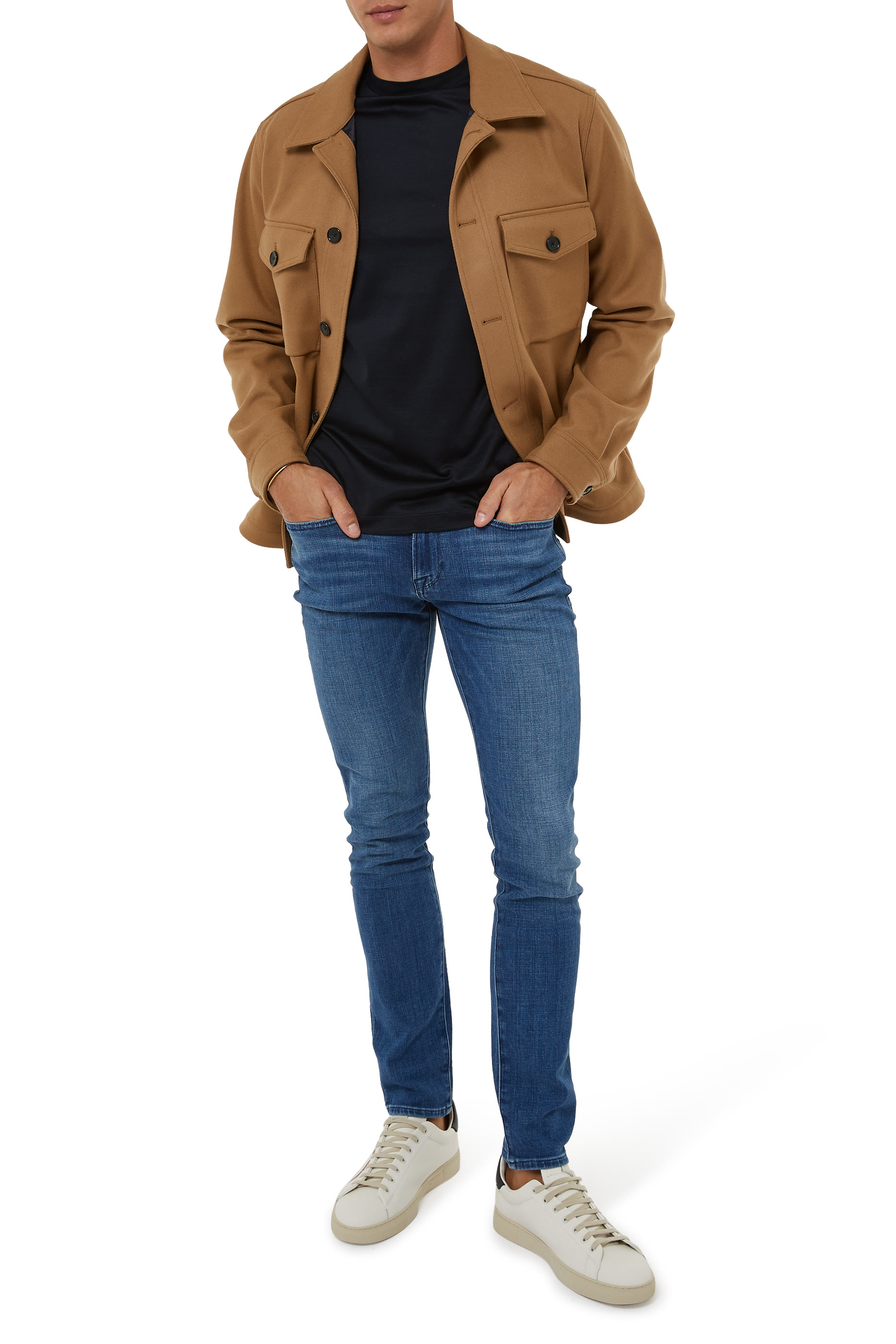 تيشيرت بشعار الماركة صغير ضمن تشكيلة الملابس الأساسية