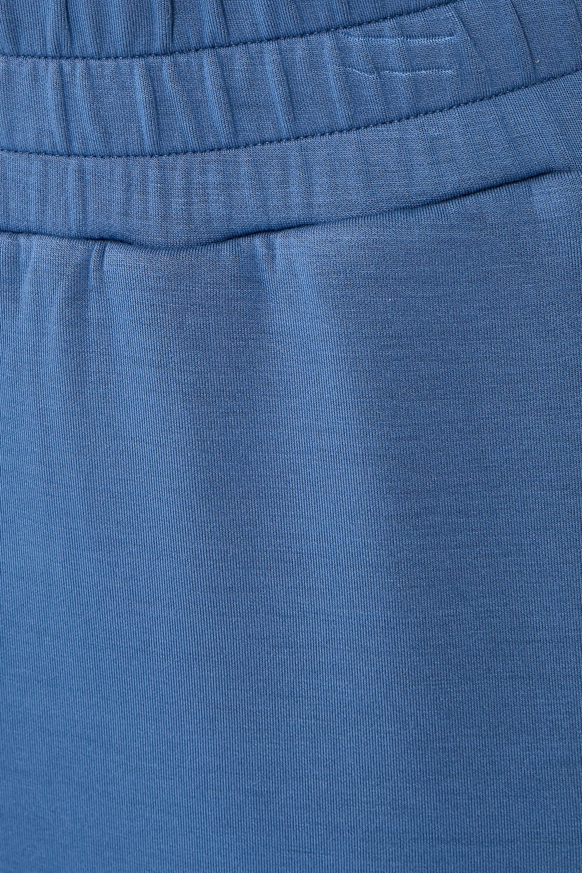 بنطال بقصة ضيقة وأساور