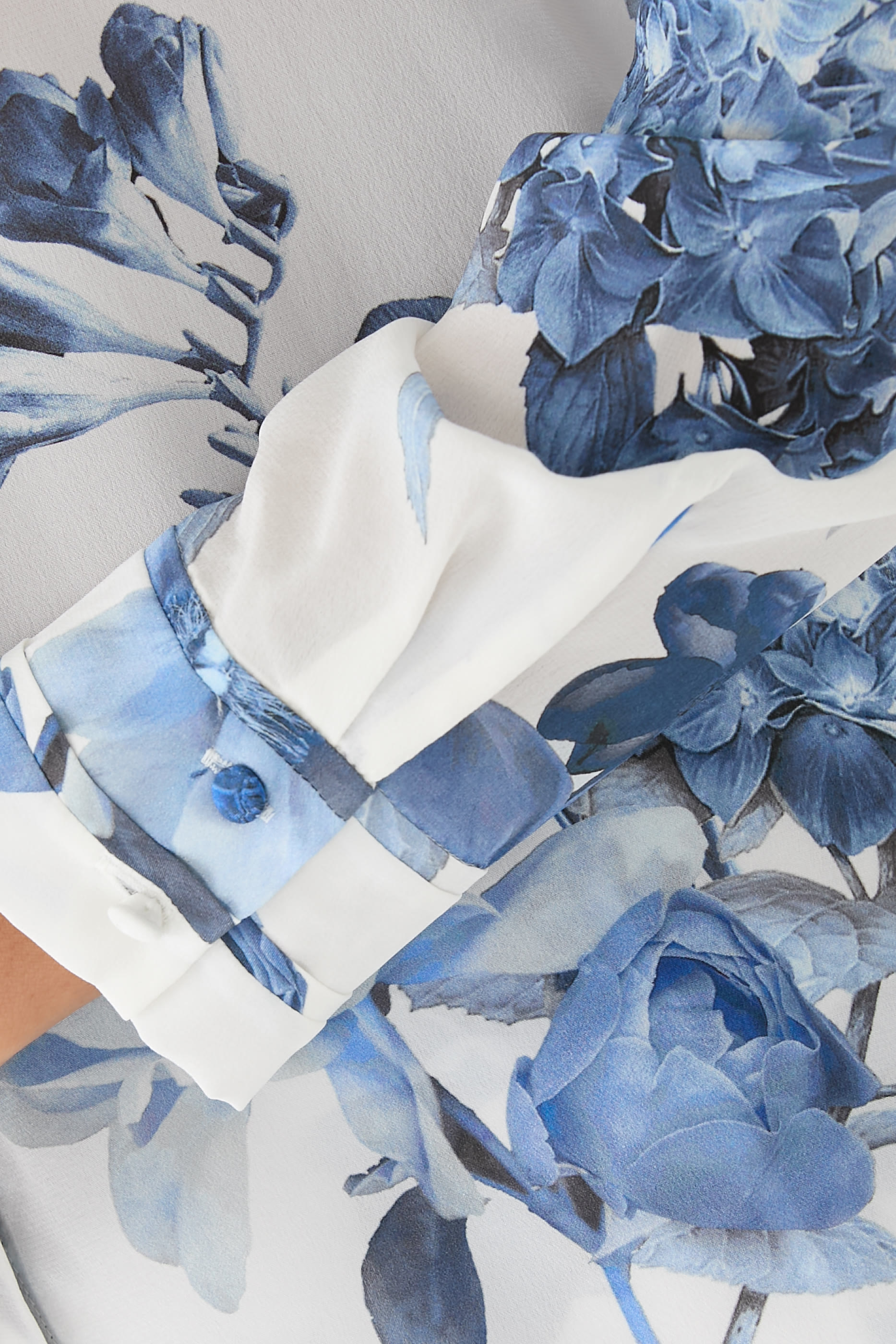 بلوزة ويلا بأزرار