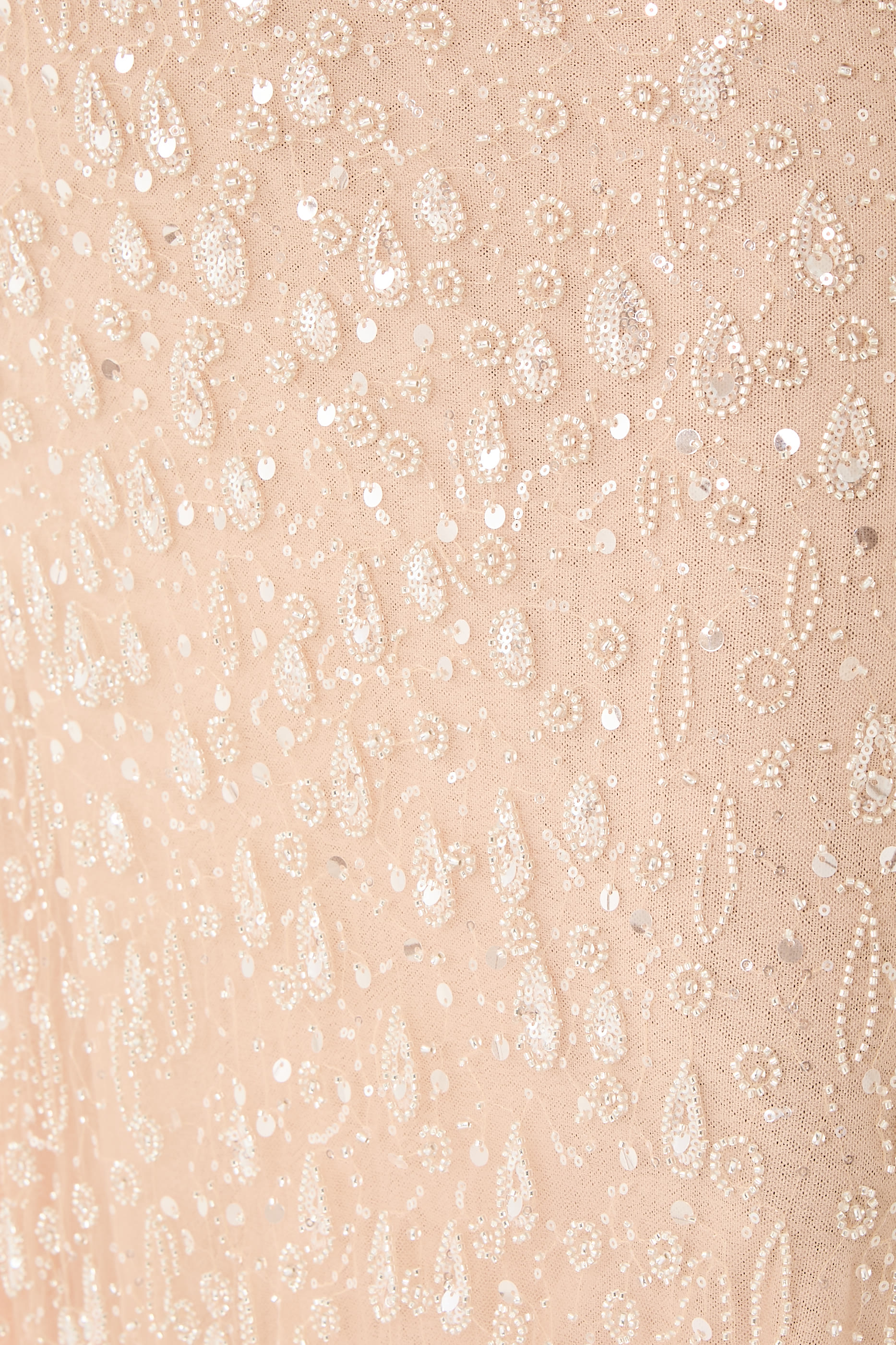 فستان سهرة بياقة عميقة على شكل حرف V وأكمام كاب مزين بتطريزات