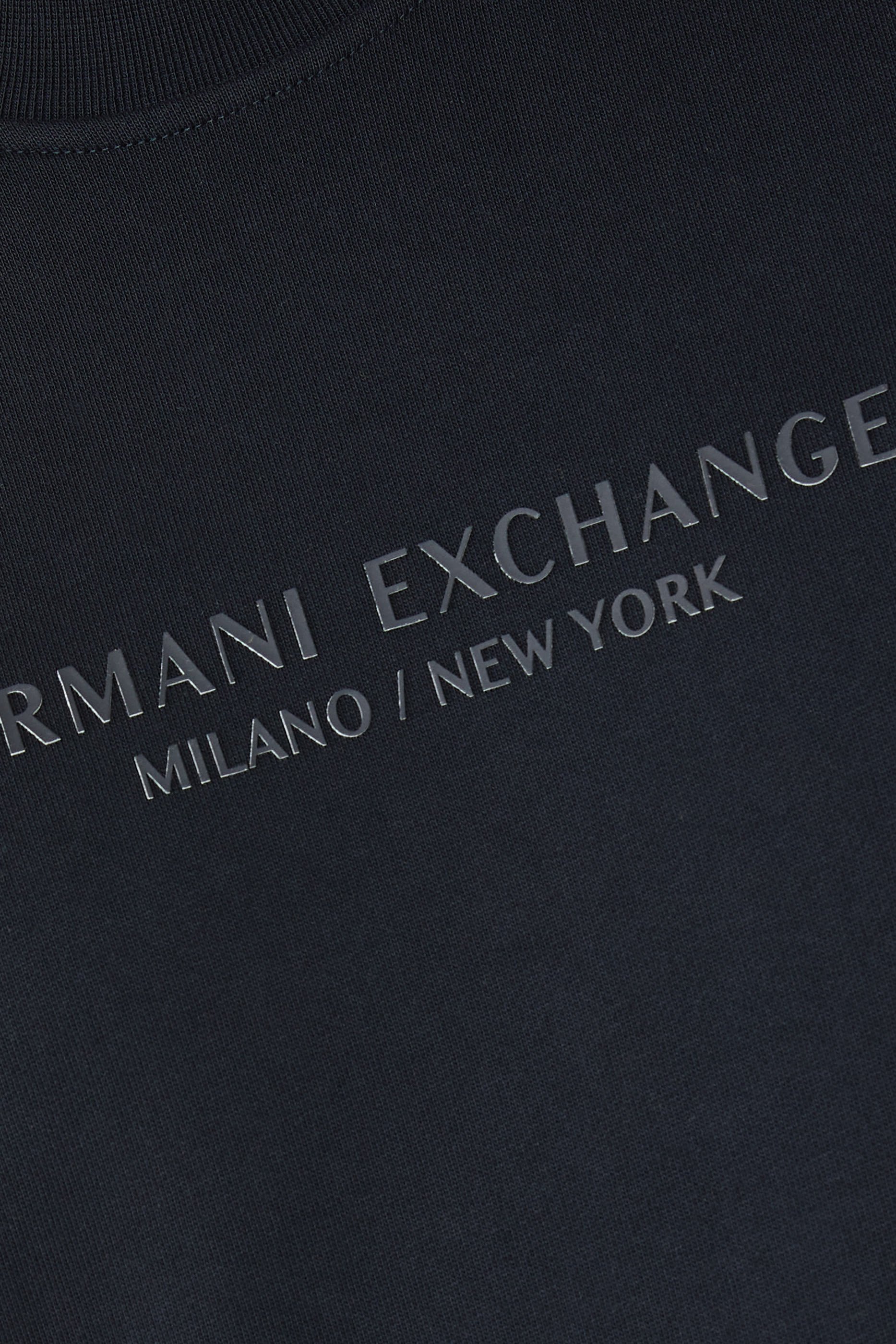 سويت شيرت بياقة ضيقة وشعار الماركة