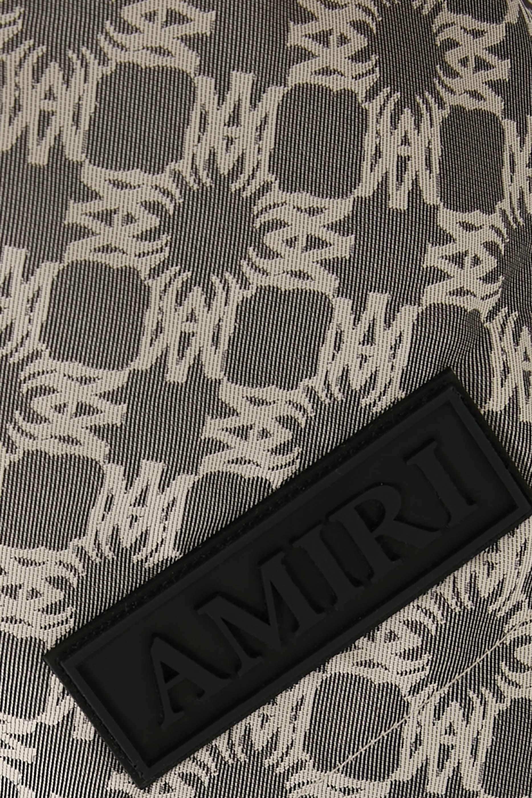 شورت سباحة بنقشة مربعات وشعار الماركة