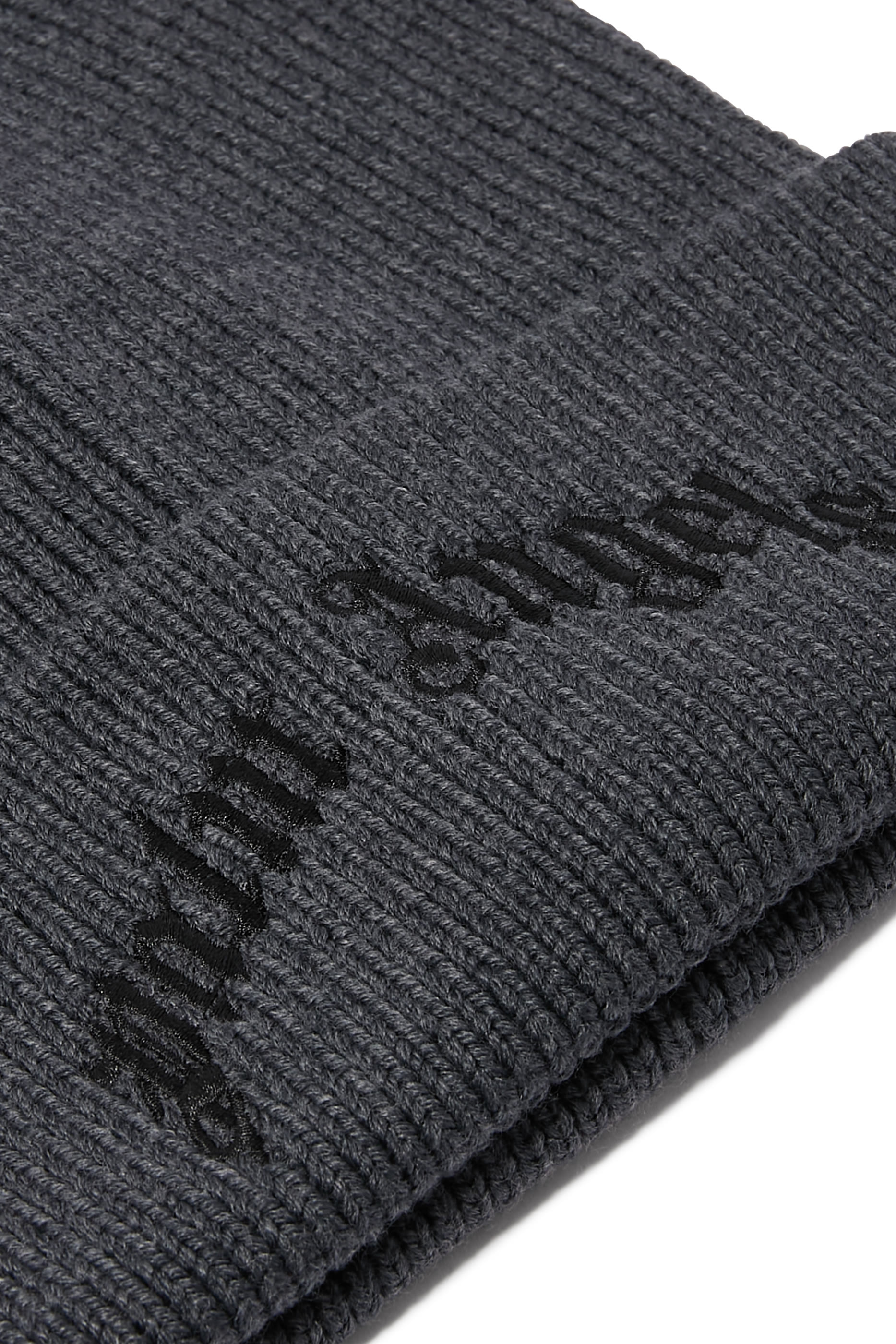 قبعة بيني مزينة بشعار الماركة بتصميم منحني