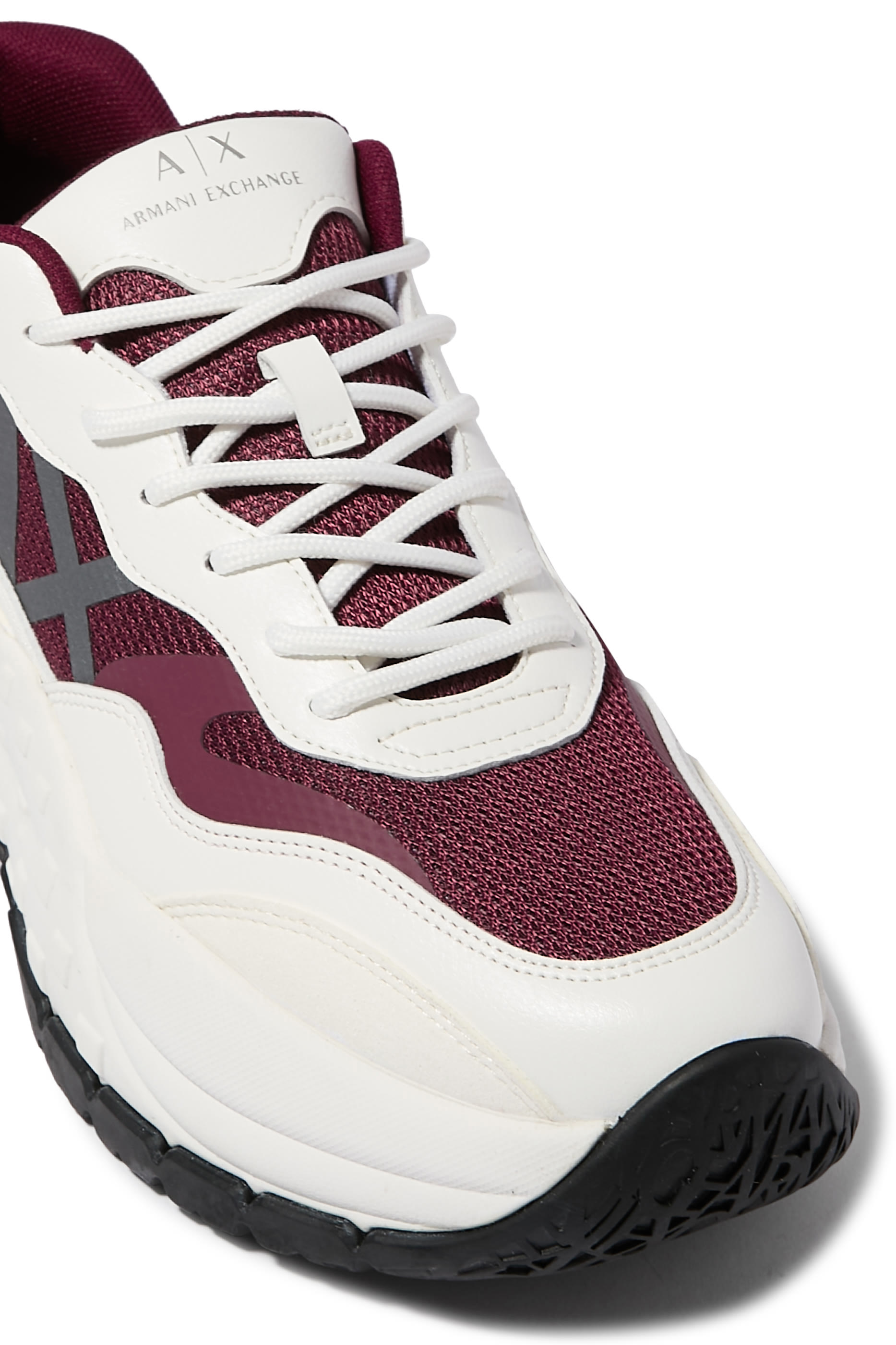 سنيكرز بنعل سميك وشعار الماركة