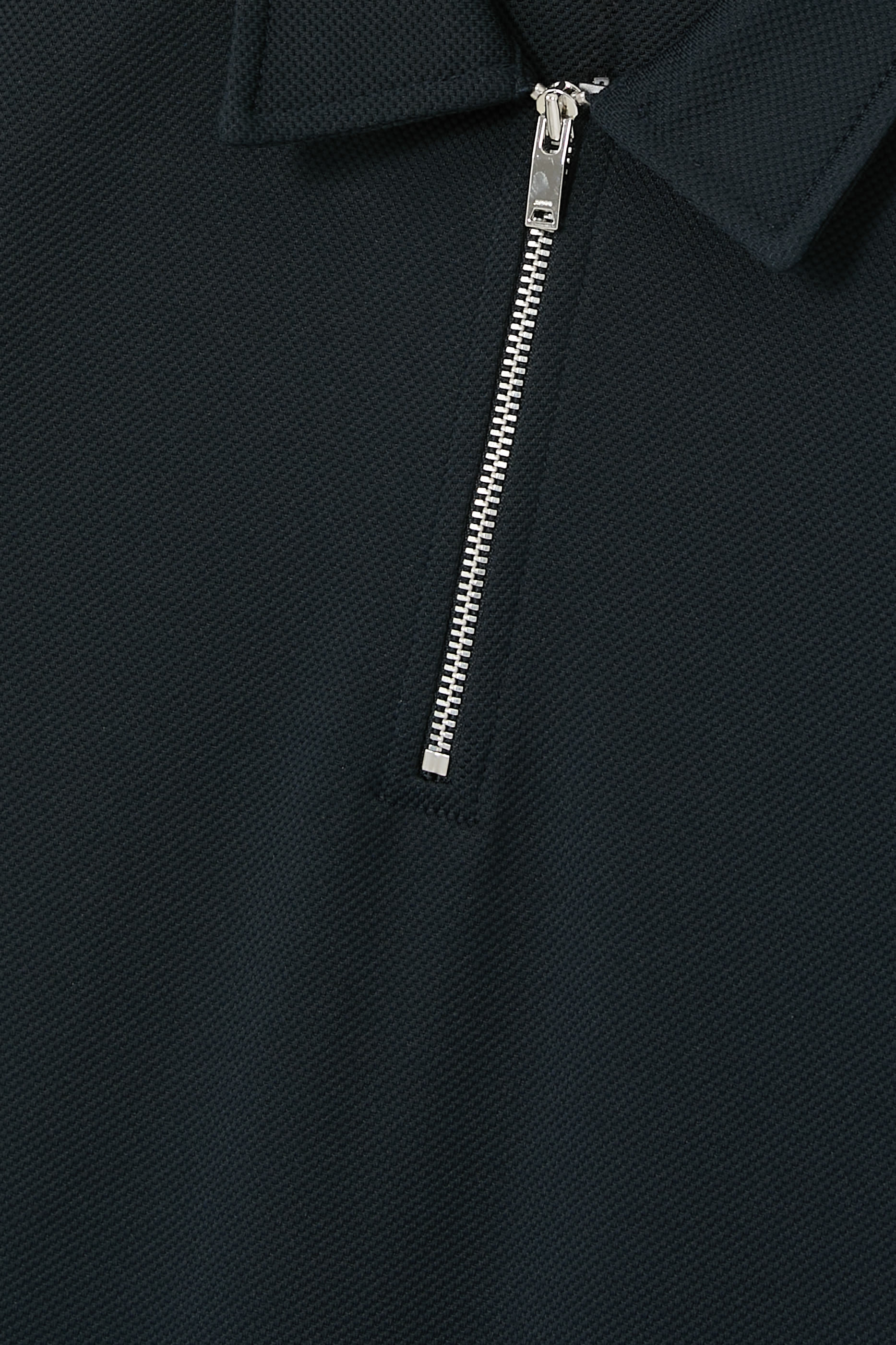 قميص بولو بنصف سحاب قماش بارز الملمس للأطفال