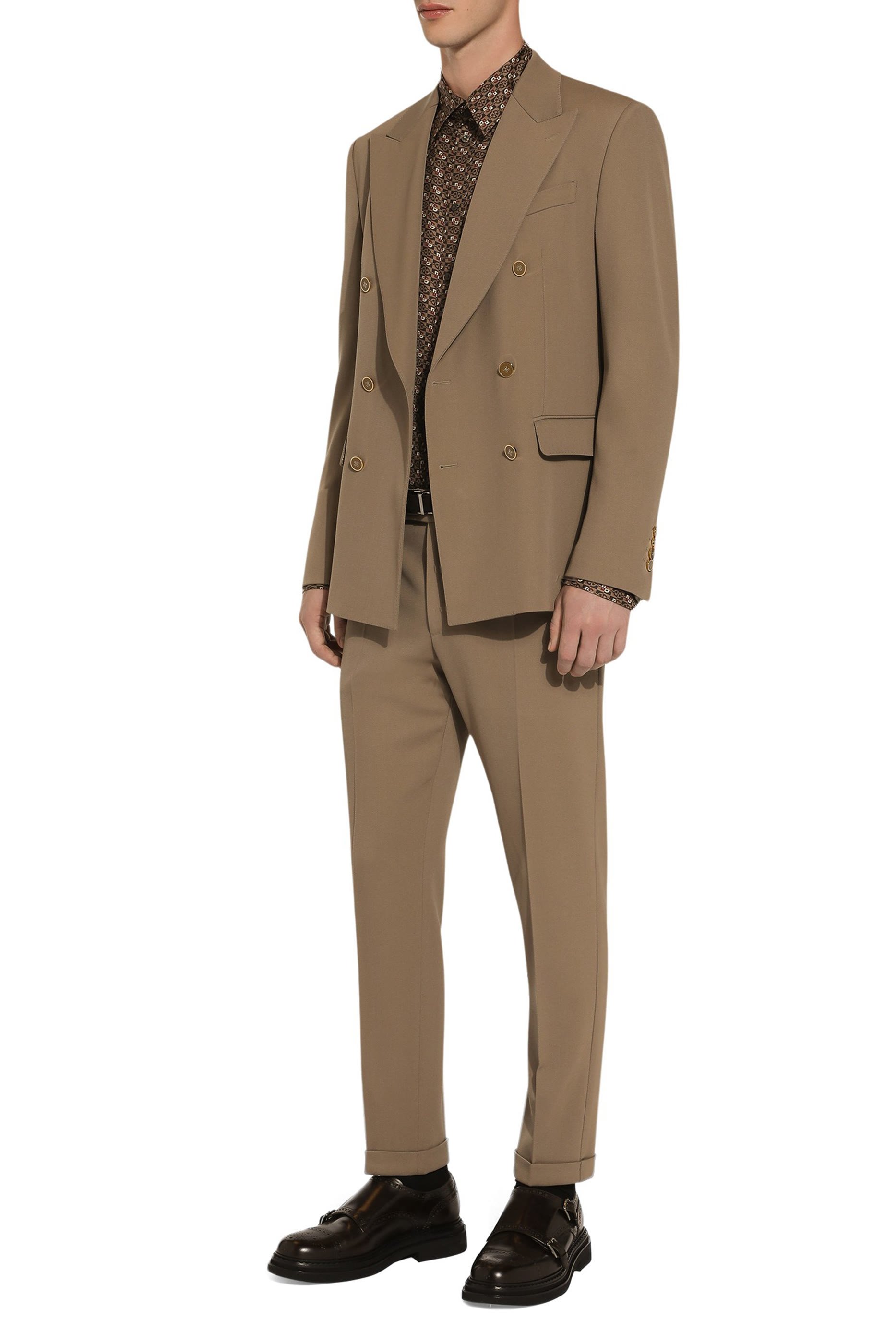 قميص بقصة مارتيني ونقشة ربطة عنق حرير