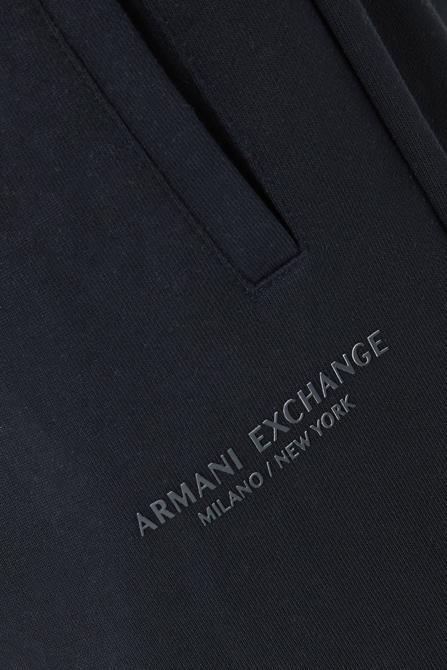 بنطال رياضي بشعار الماركة بلون مماثل