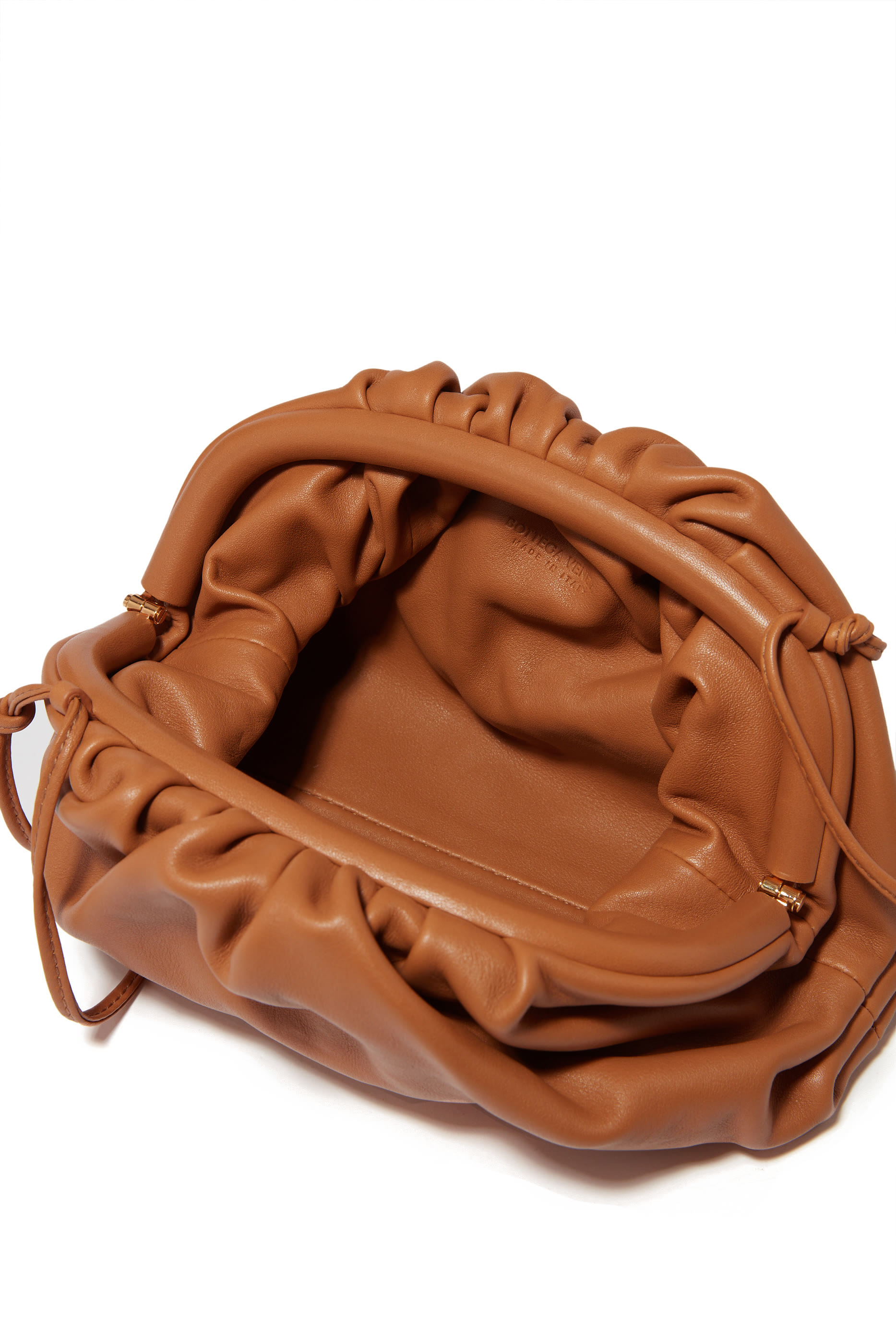 حقيبة صغيرة جلد