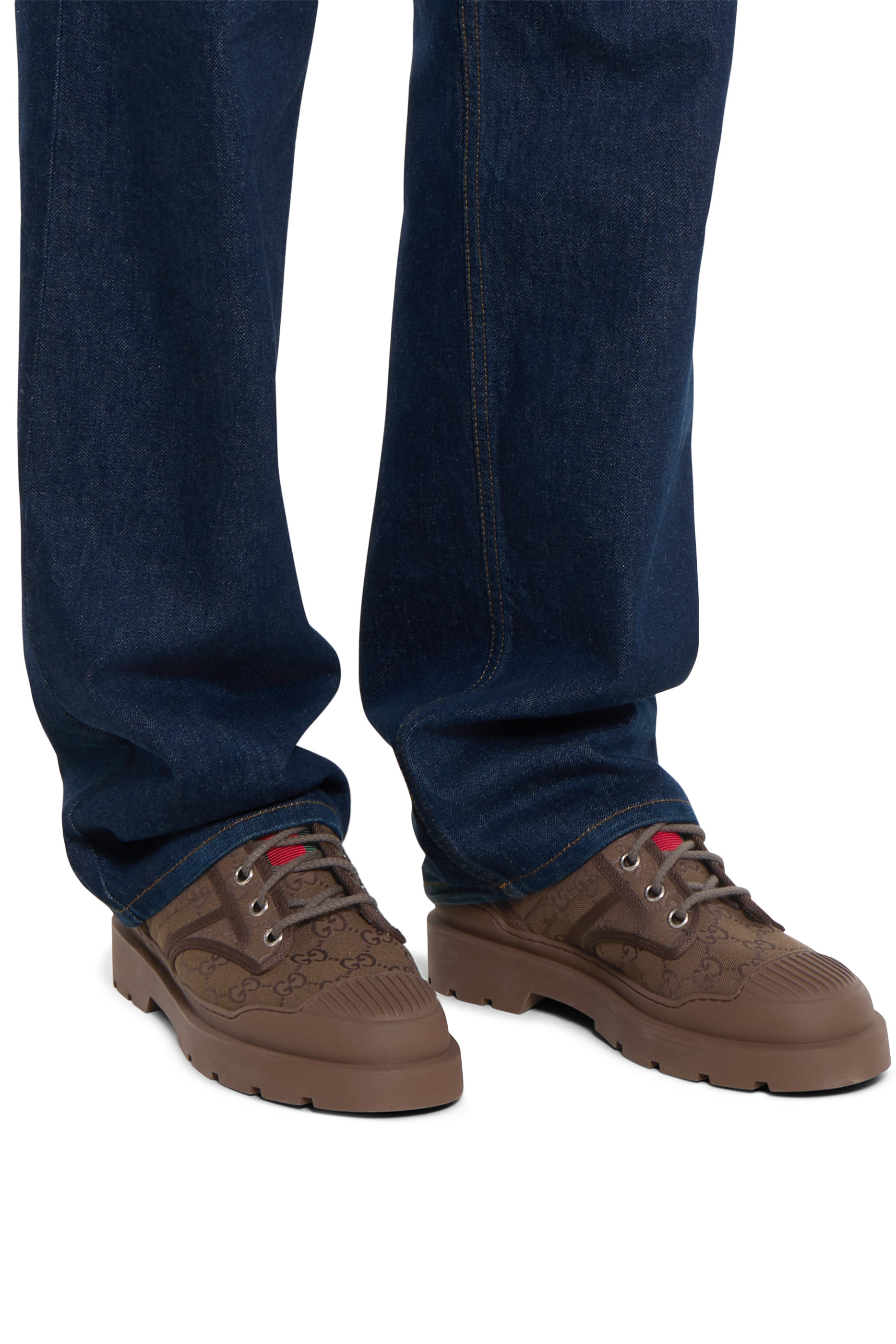 حذاء مزين بشريط ويب برباط للإغلاق