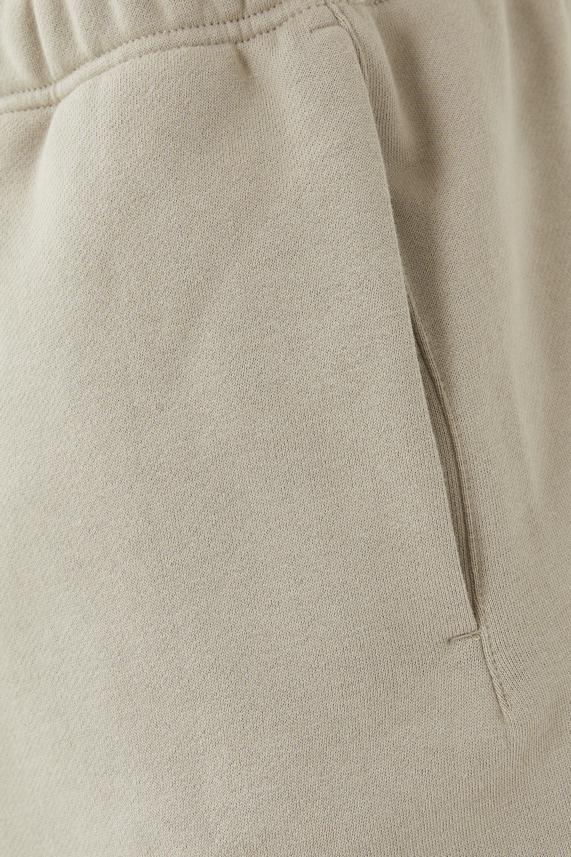 شورت رياضي بشعار الماركة