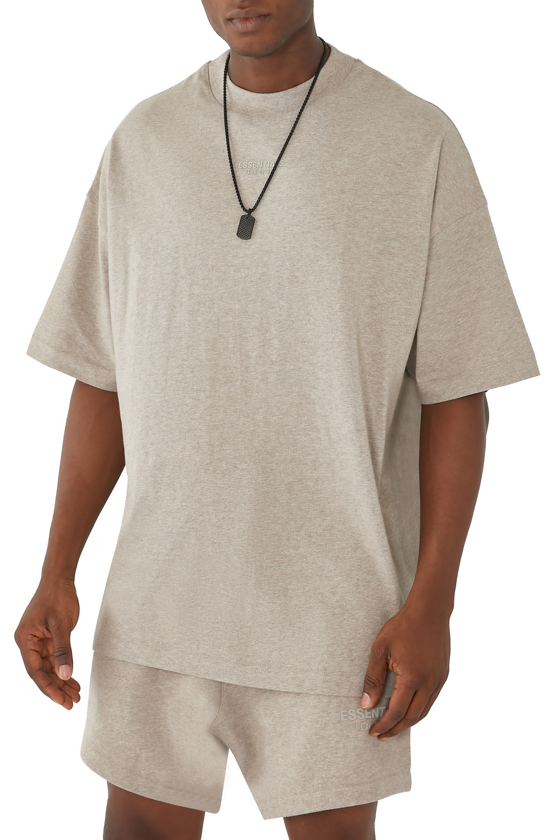 تيشيرت بياقة ضيقة وشعار الماركة