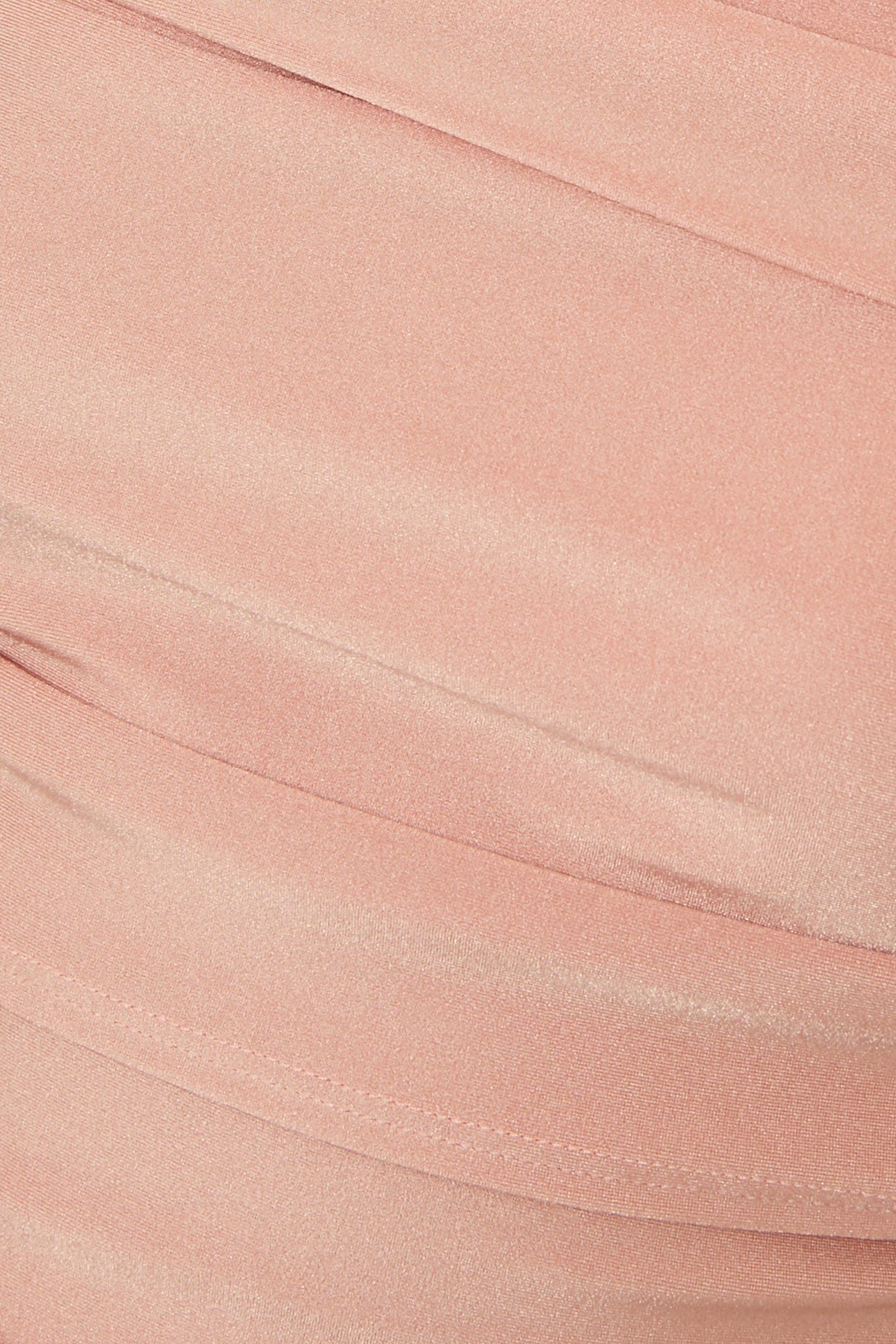 بلوزة بياقة عالية وكشكش جيرسيه لامع