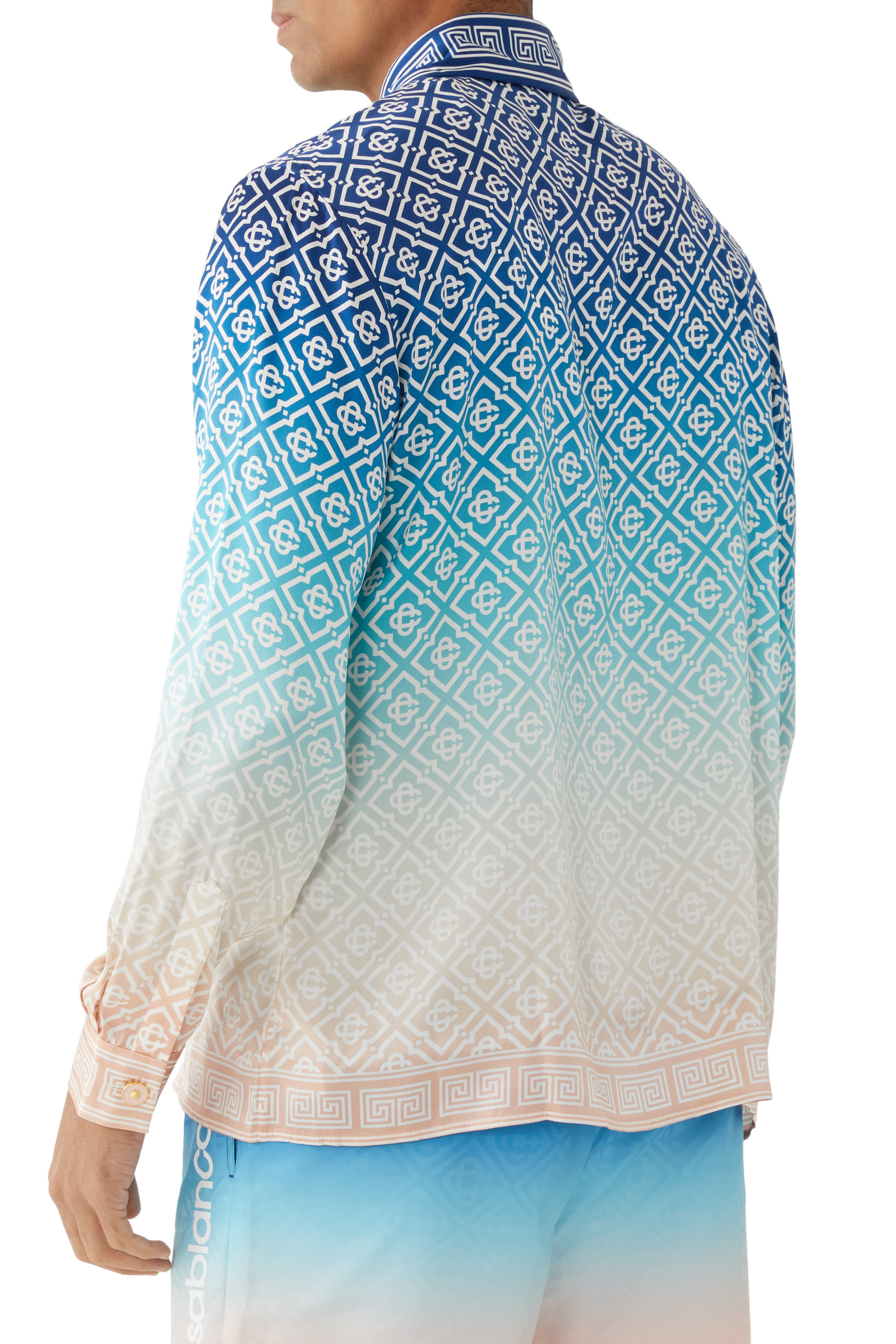 قميص بأكمام طويلة وياقة كلاسيكية