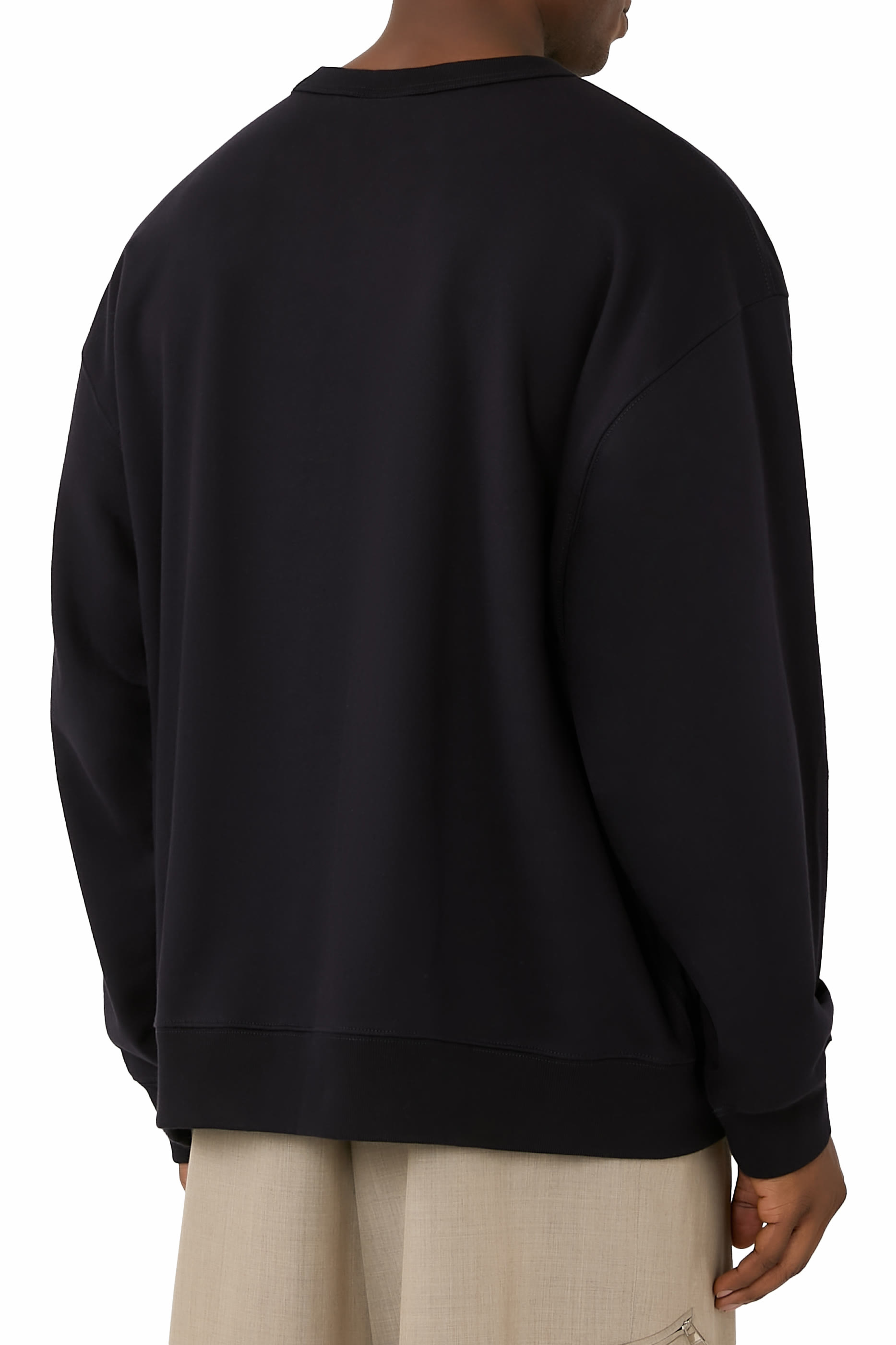 كنزة بقصة فضفاضة وياقة ضيقة