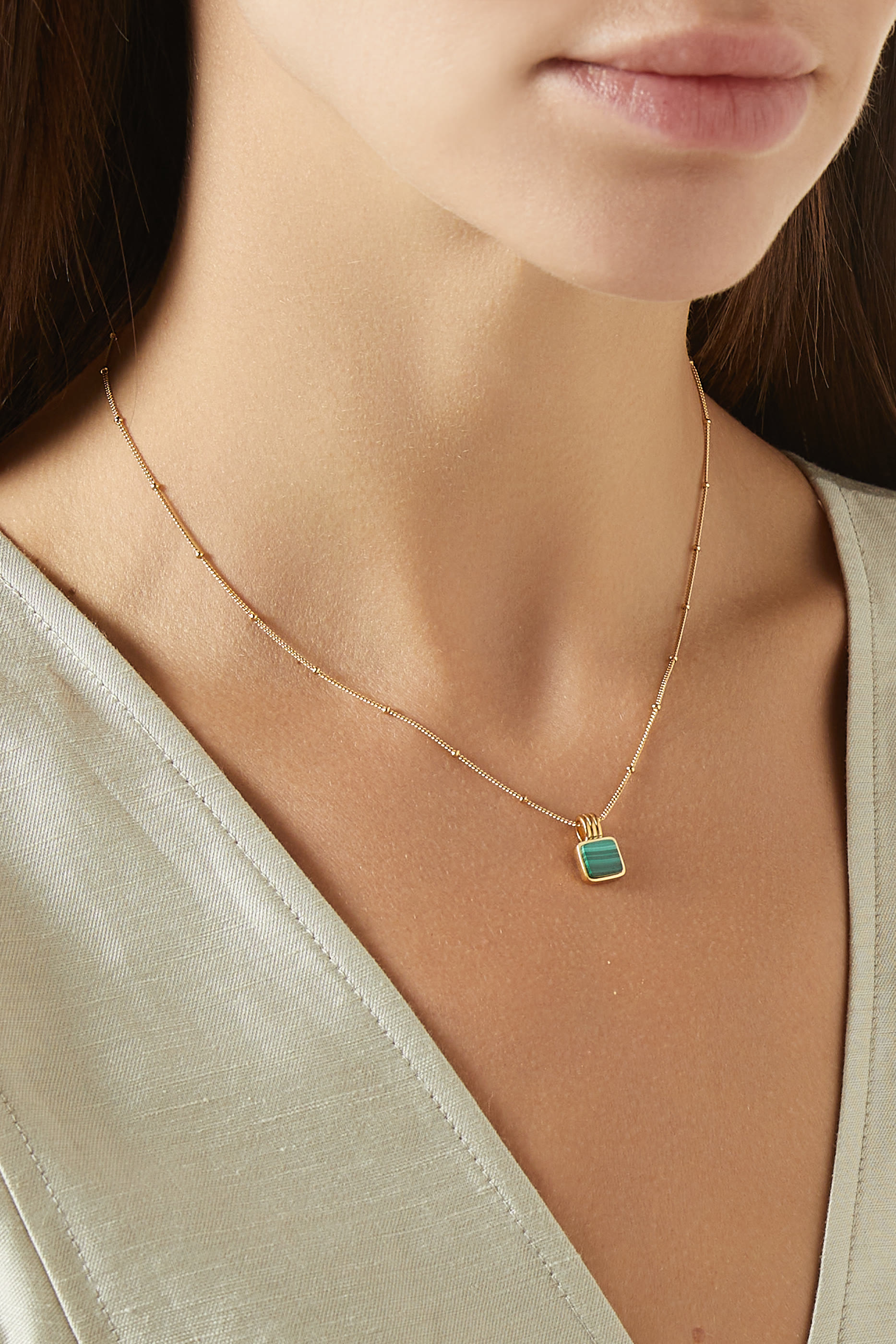 قلادة لوسي ويليامز أركو بحلية مربعة مرصعة بملاكيت فضة إسترلينية مطلية ذهب عيار 18&rlm;