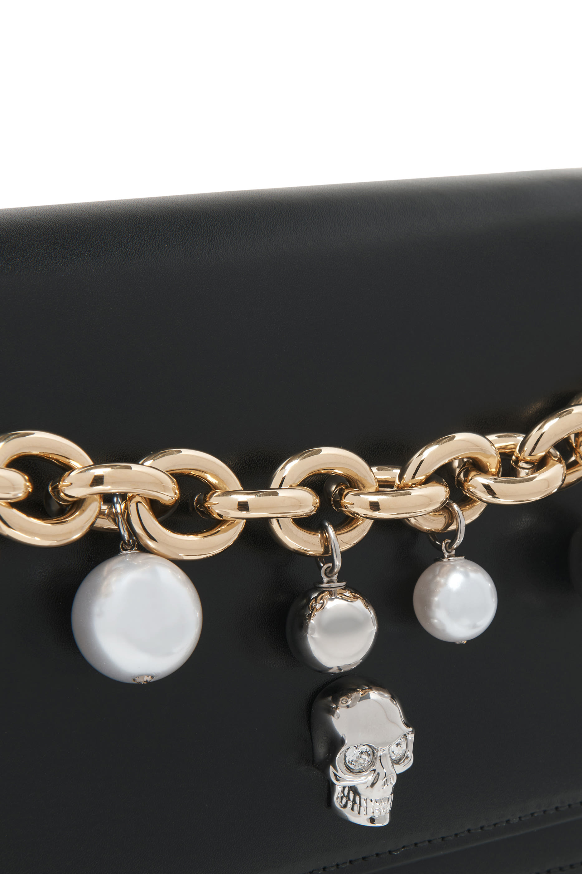 حقيبة بحلية جمجمة