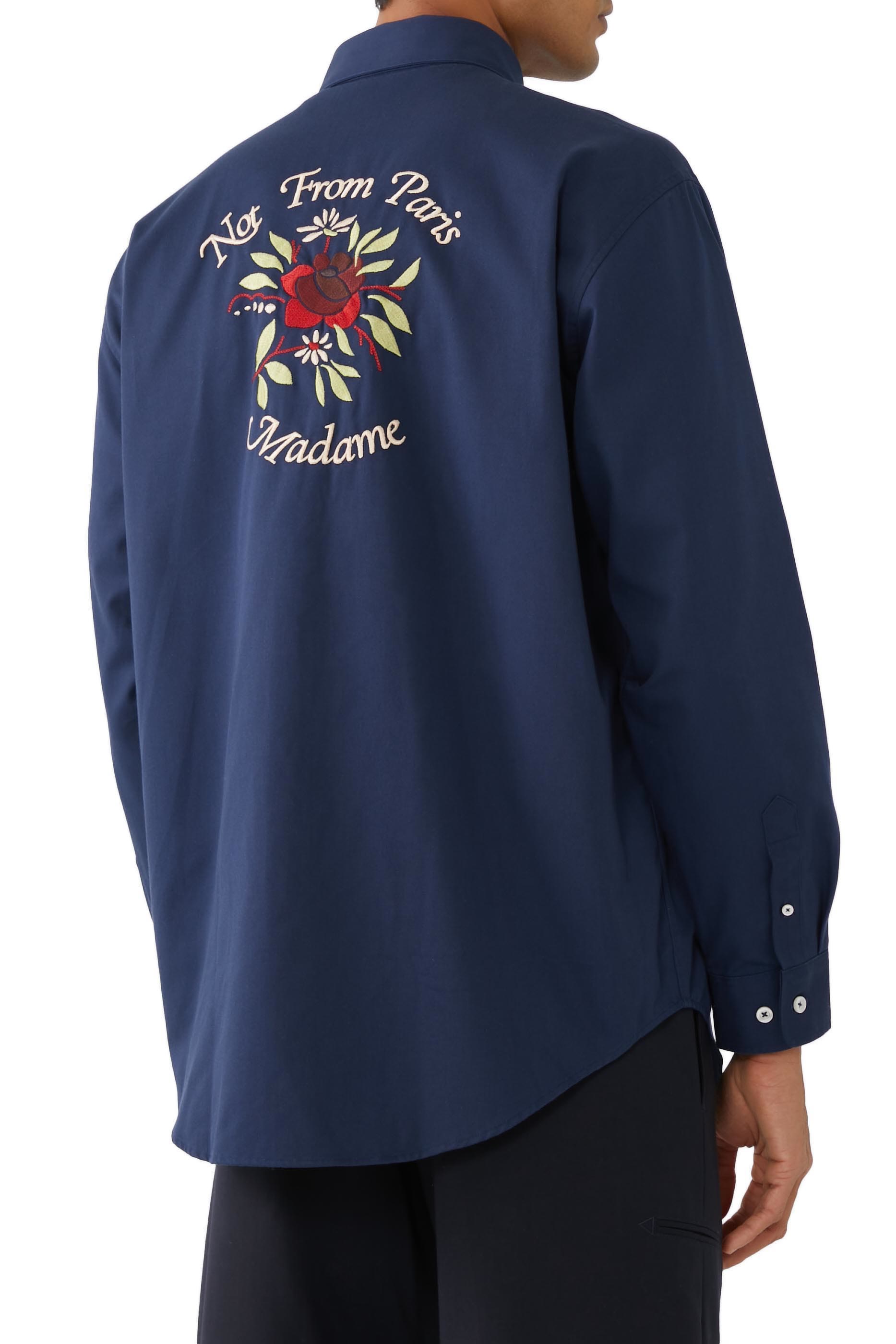 قميص بشعار الماركة