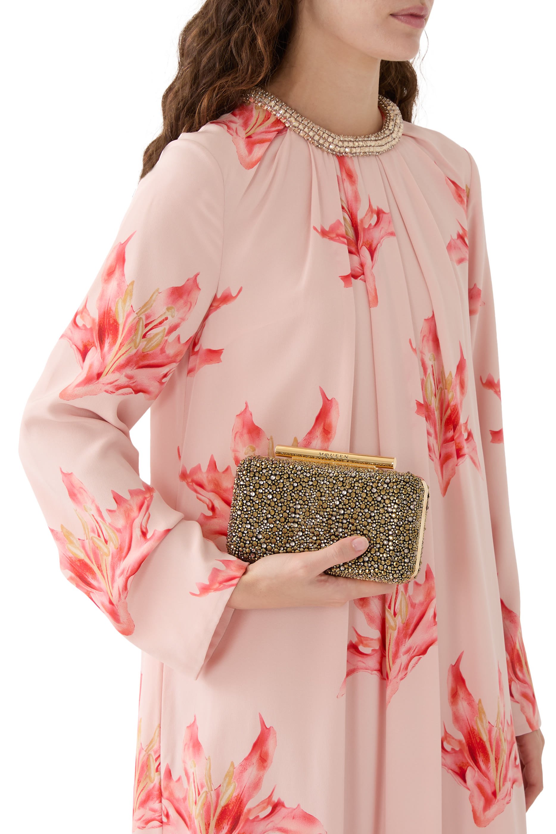 كلاتش بتصميم مربع وبحلية على شكل حرف T 